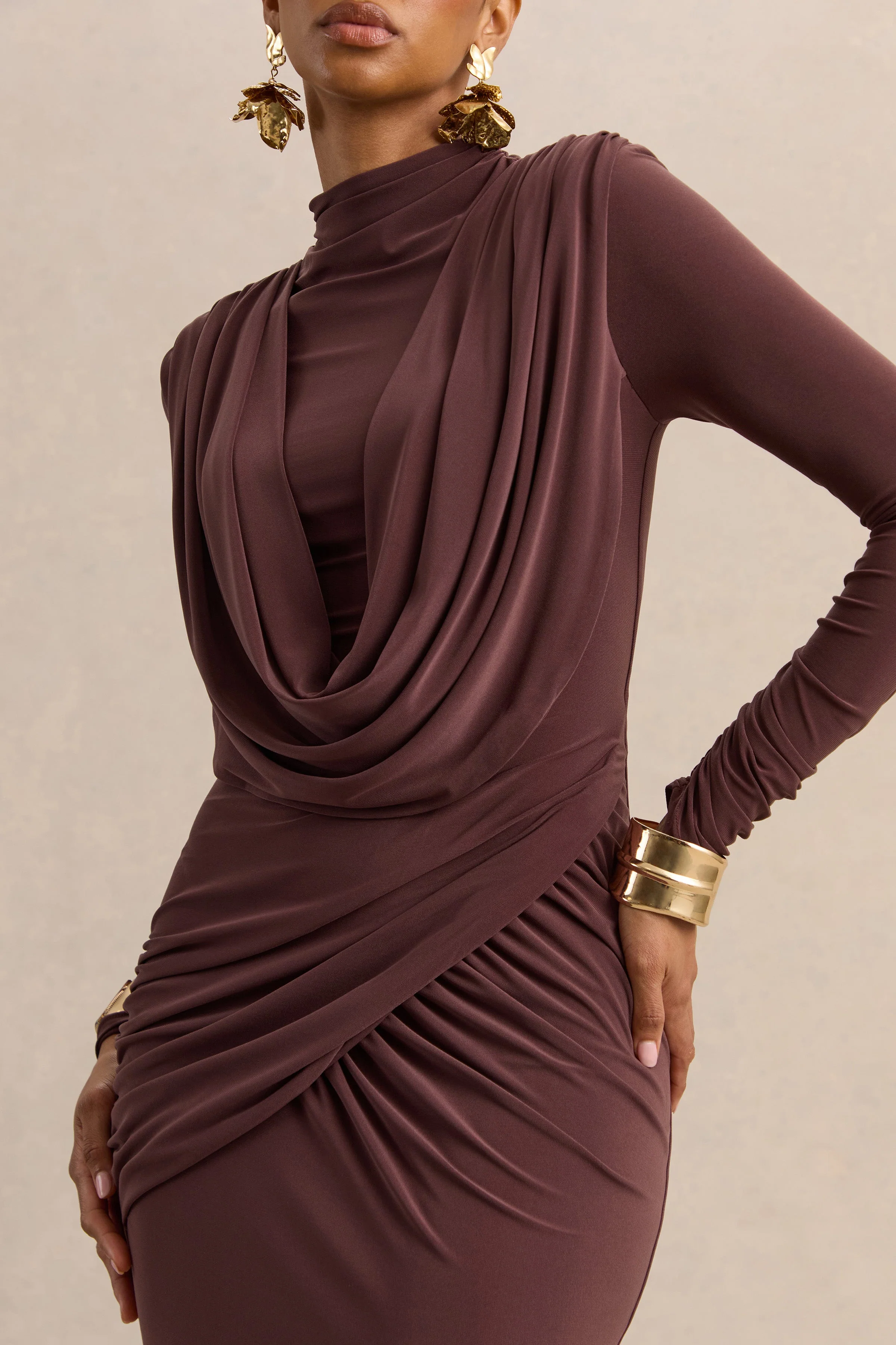 Karinthia | Bruine Maxi Jurk met Hoge Hals en Draperende Details - Image 6