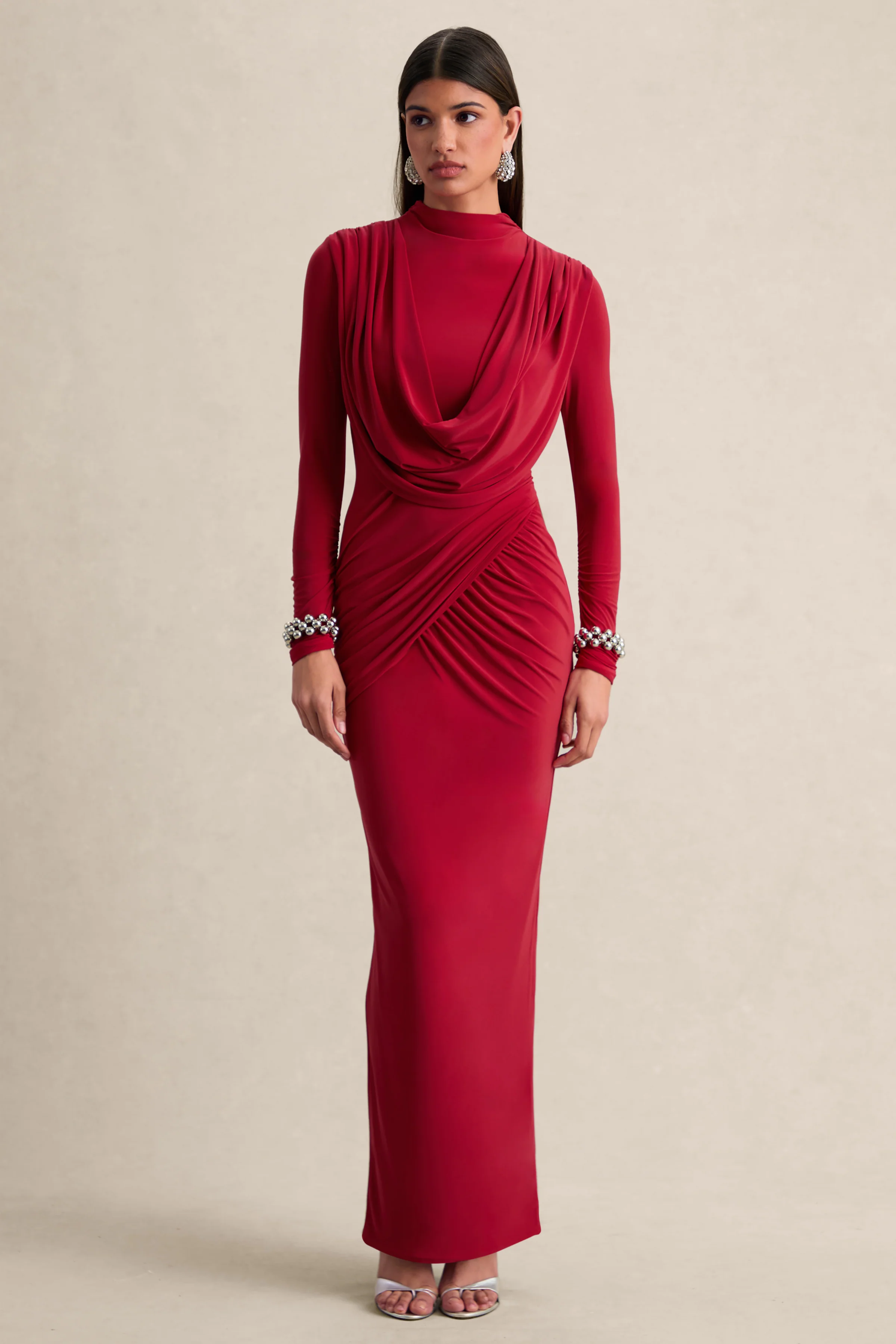Karinthia | Rode Maxi Jurk met Hoge Hals en Draperende Details