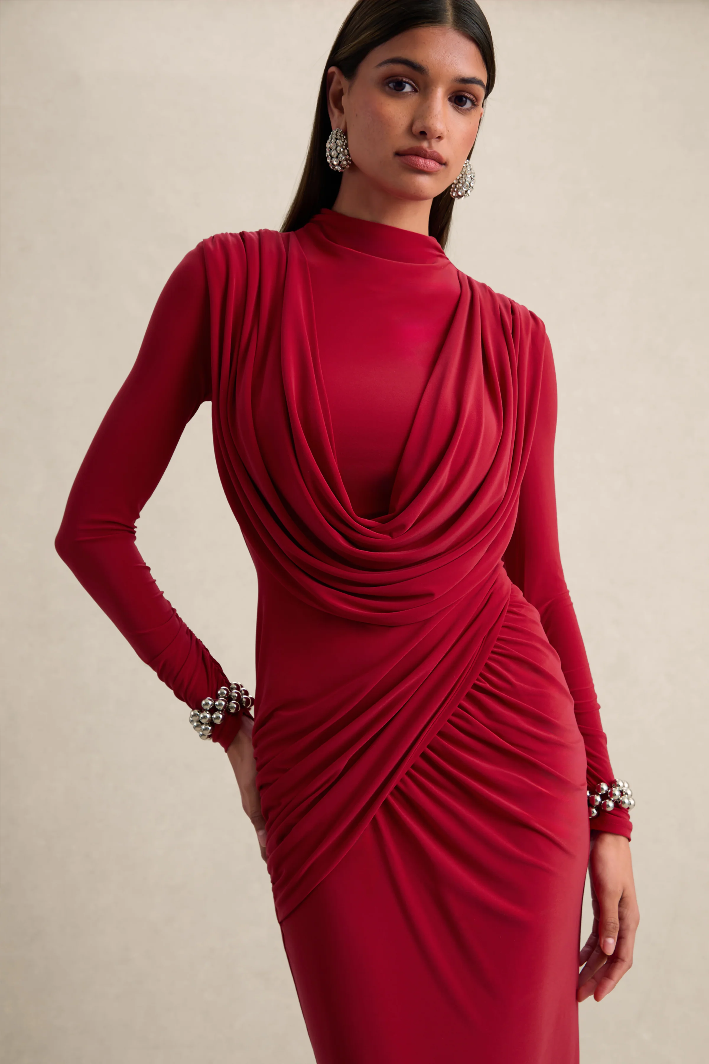 Karinthia | Rode Maxi Jurk met Hoge Hals en Draperende Details - Image 3