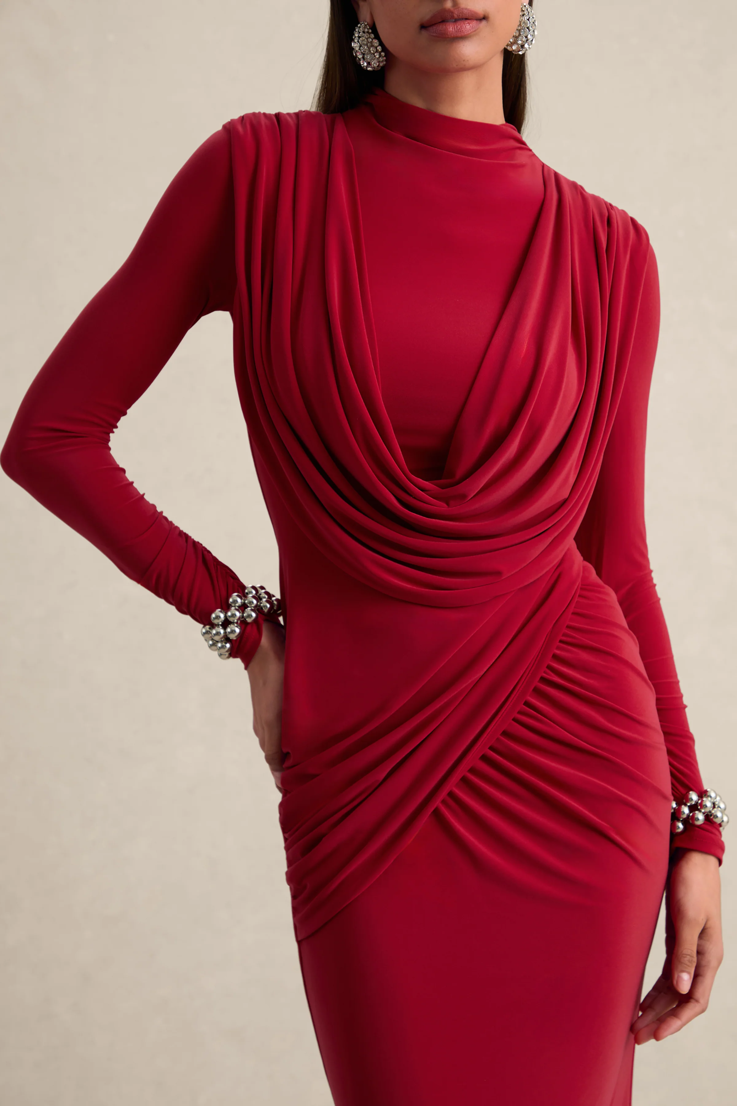 Karinthia | Rode Maxi Jurk met Hoge Hals en Draperende Details - Image 5