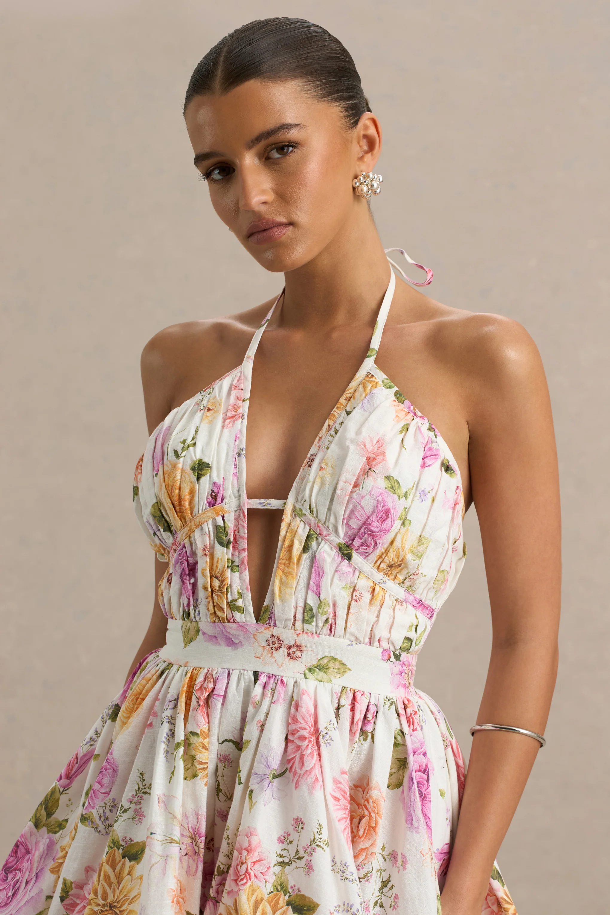 Kasey | Crème Bloemenprint Halter Nek Mini Jurk Met Ruches detail - Image 3