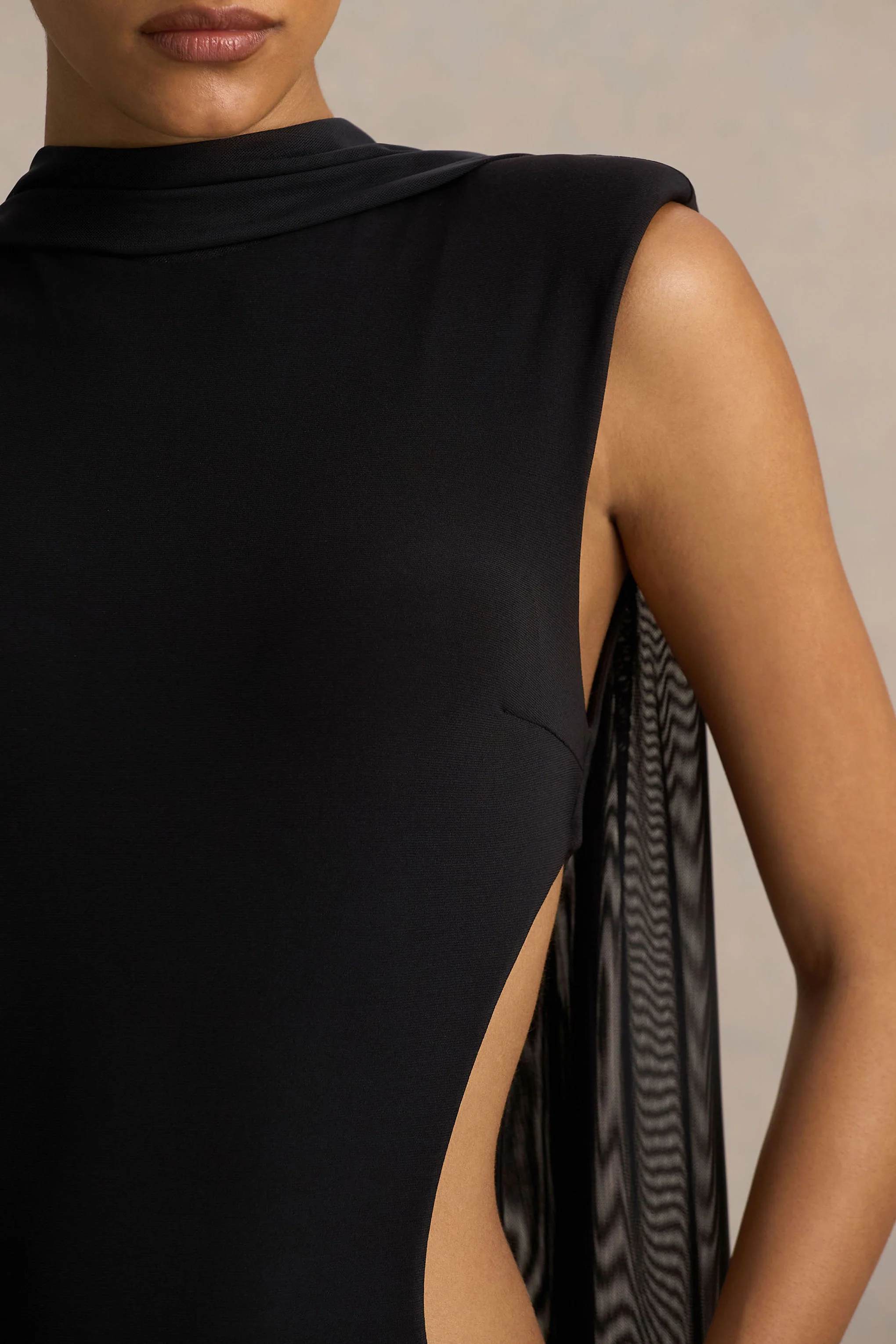 Katara | Zwarte Maxi Jurk Met Hoge Hals En Lichaamsuitsnijding Detail - Image 3