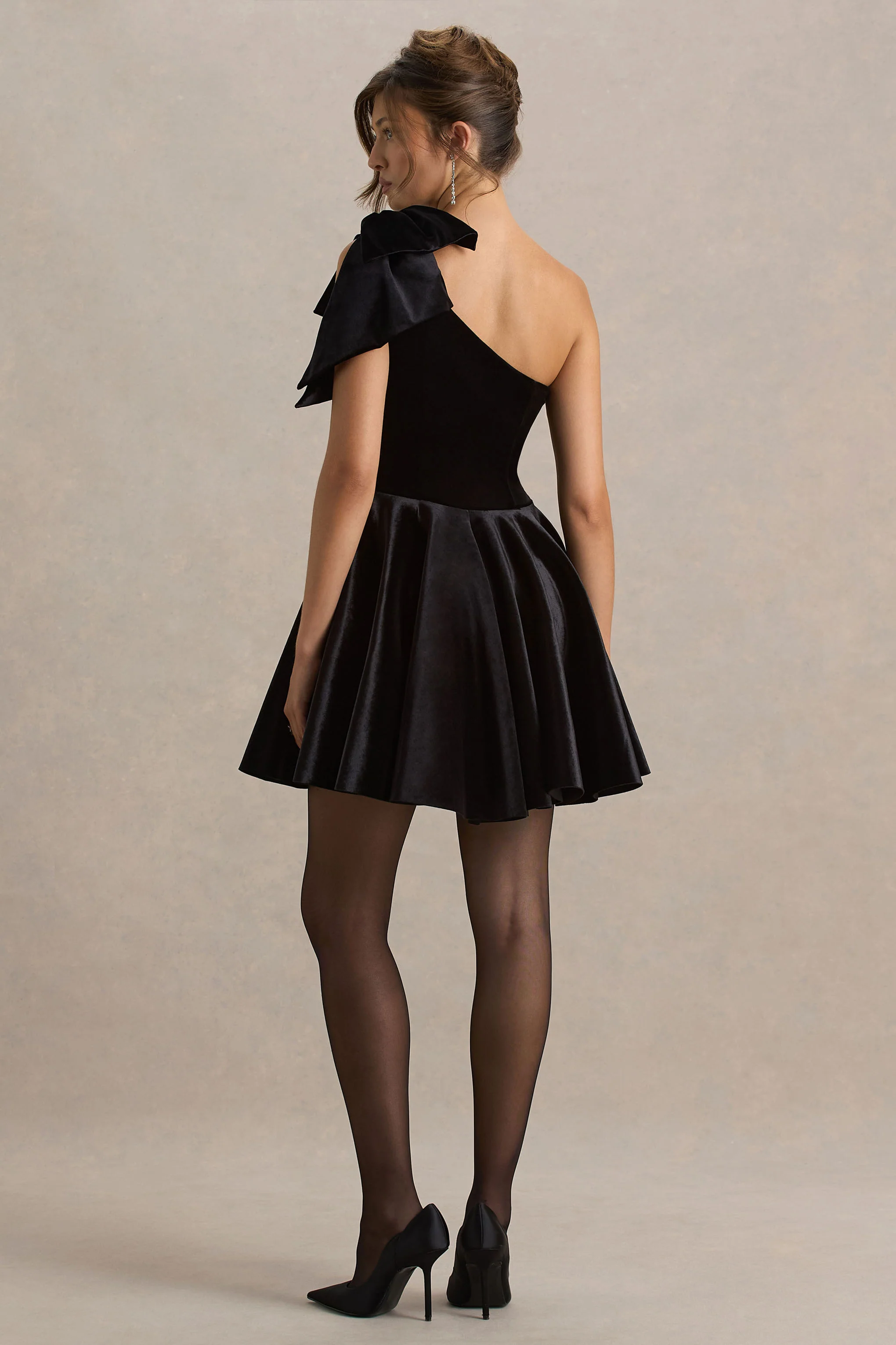 Keeley | Zwart Asymmetrische Hals Fluwelen Mini Jurk Met Strikdetail - Image 2