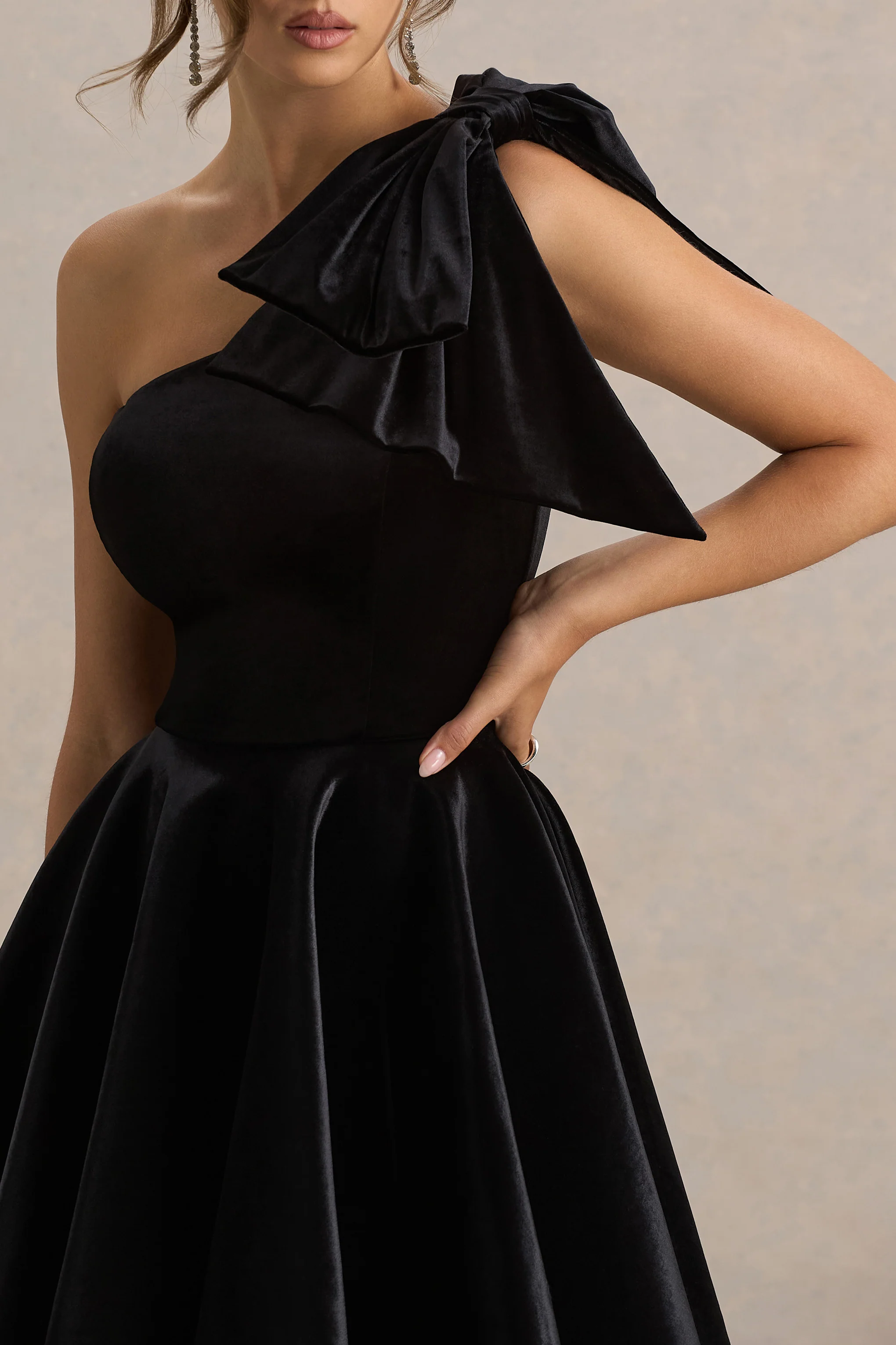 Keeley | Zwart Asymmetrische Hals Fluwelen Mini Jurk Met Strikdetail - Image 3