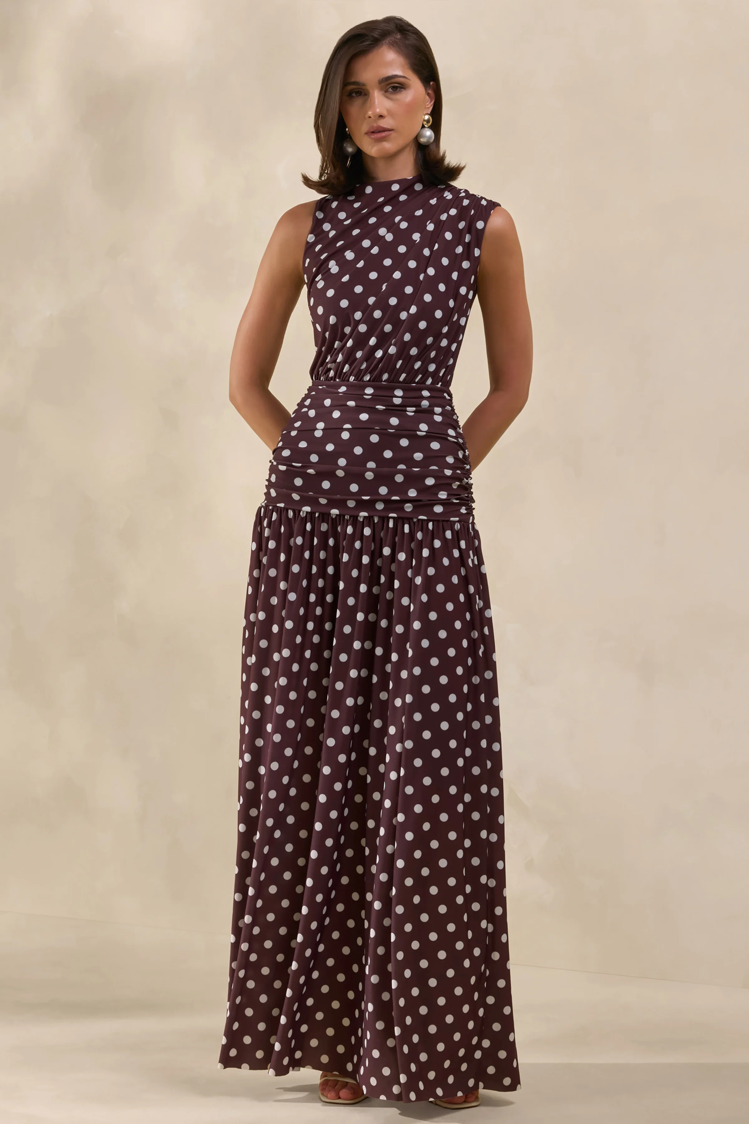 Kelis | Bruine Maxi Jurk Met Stippen Print, Hoge Hals En Draperende Details