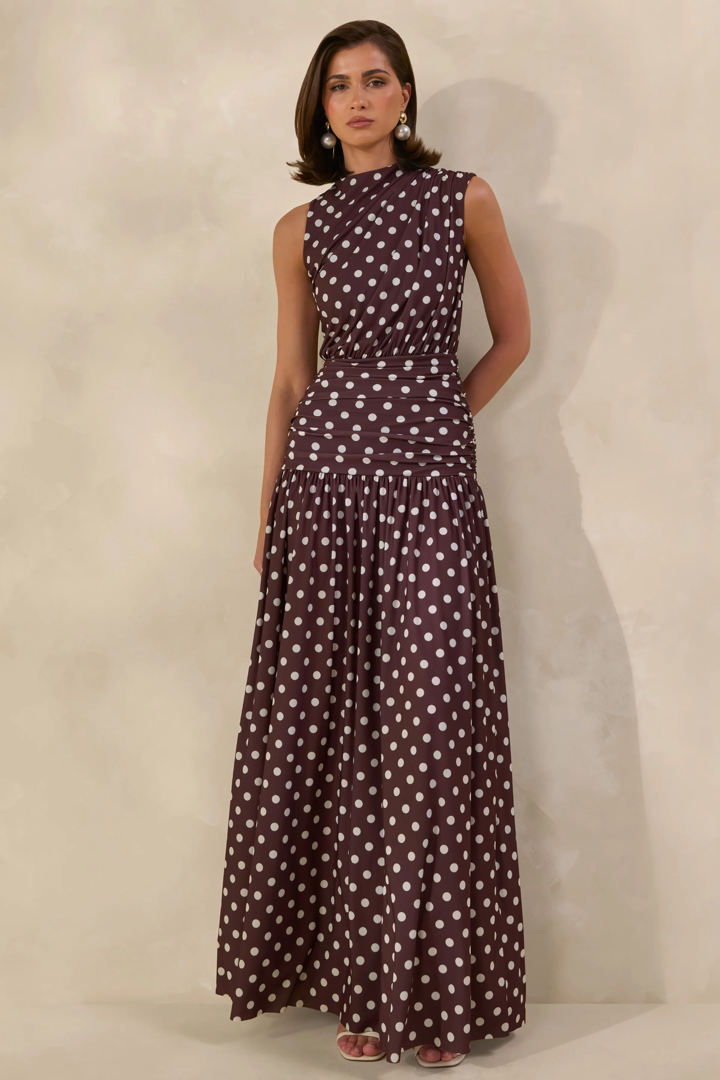 Kelis | Bruine Maxi Jurk Met Stippen Print, Hoge Hals En Draperende Details - Image 5