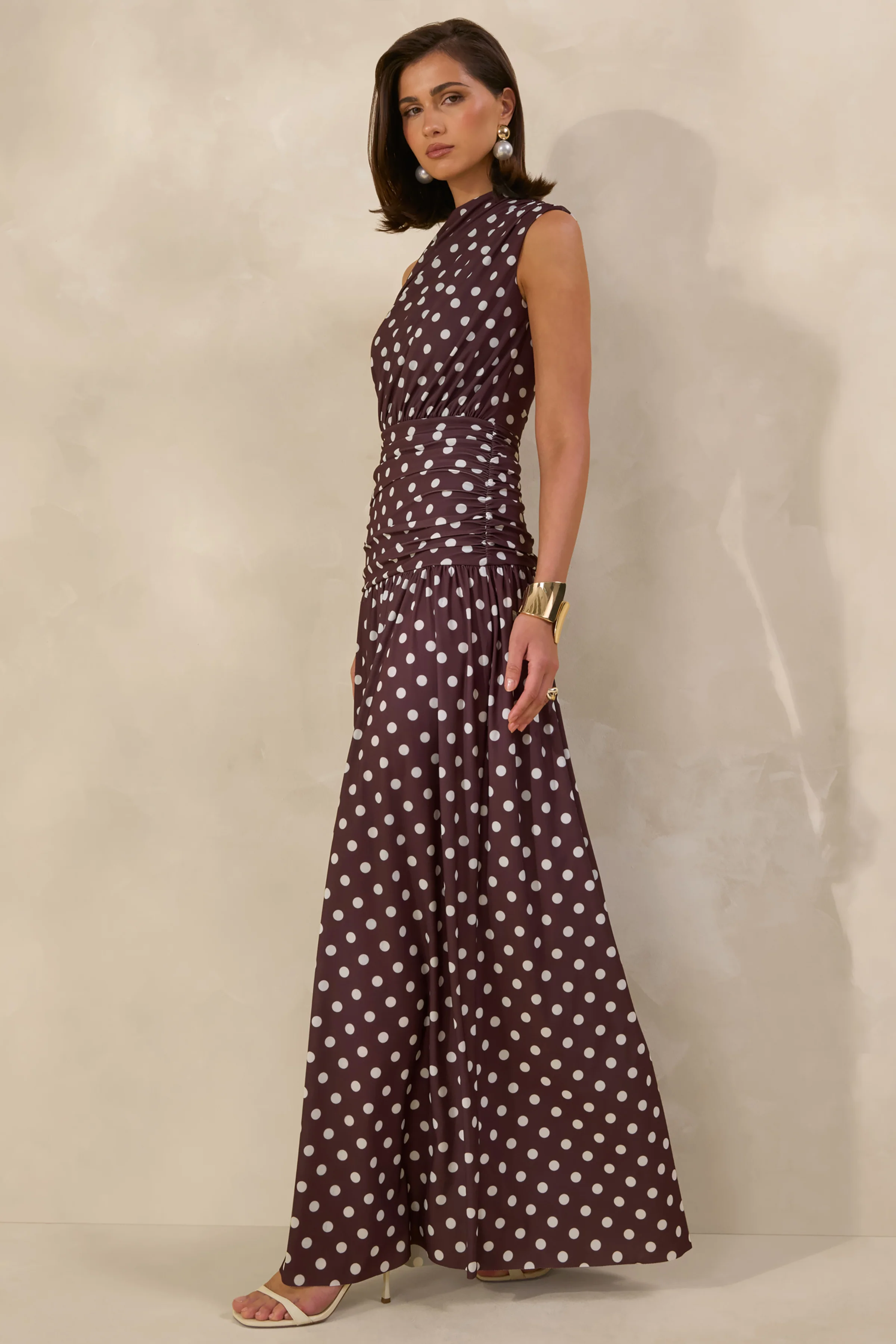 Kelis | Bruine Maxi Jurk Met Stippen Print, Hoge Hals En Draperende Details - Image 6