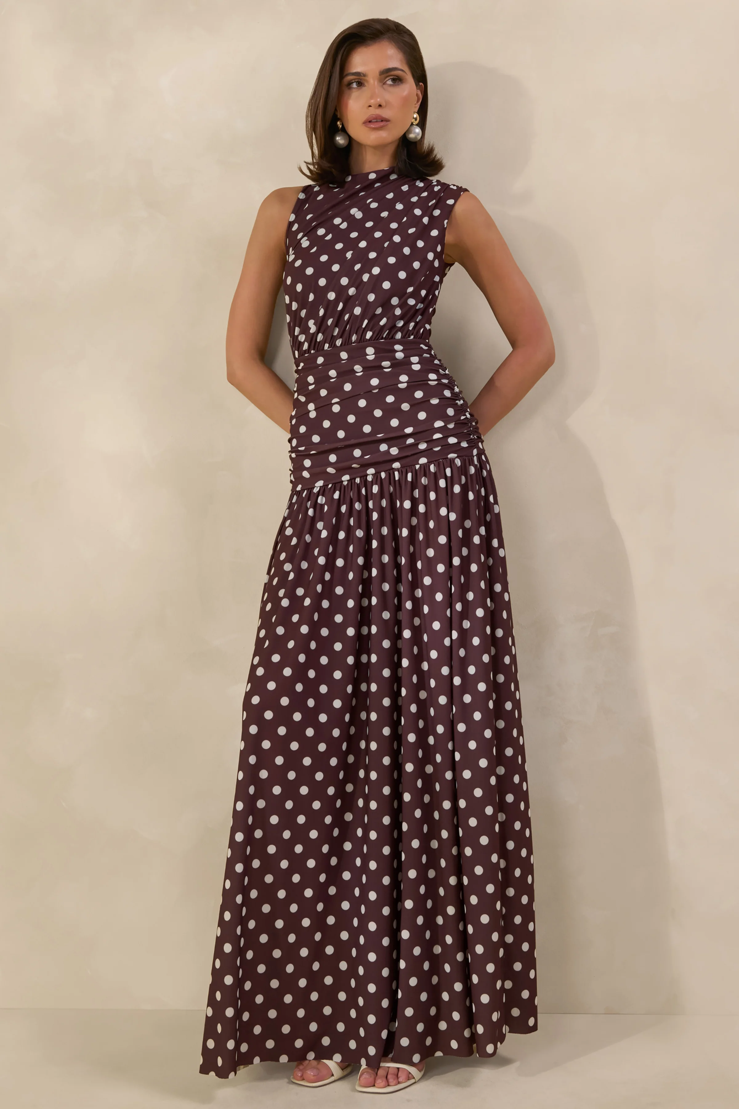 Kelis | Bruine Maxi Jurk Met Stippen Print, Hoge Hals En Draperende Details - Image 7