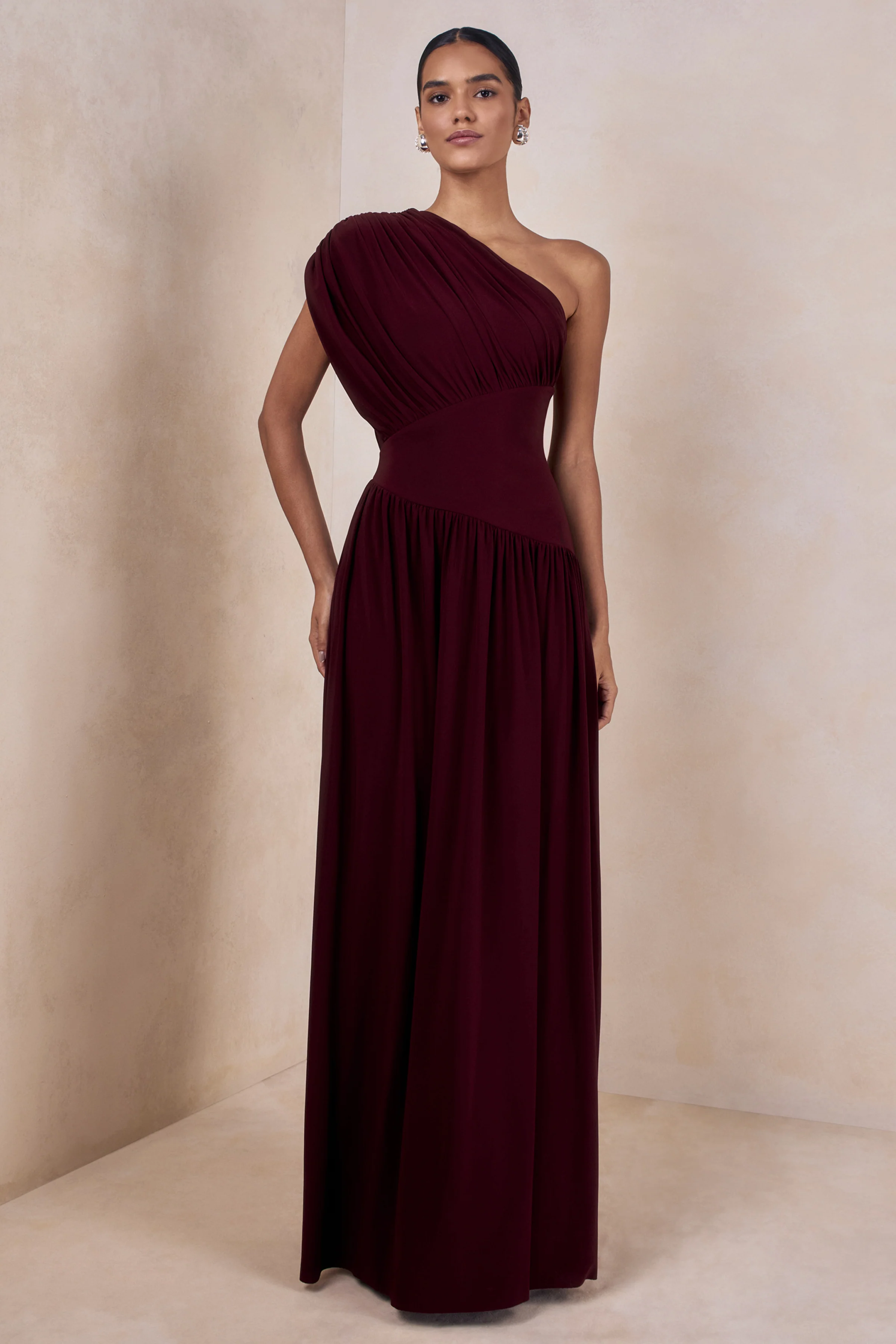 Kelsey | Bordeaux Asymmetrisch Hals Maxi Jurk Met Gerimpeld Details