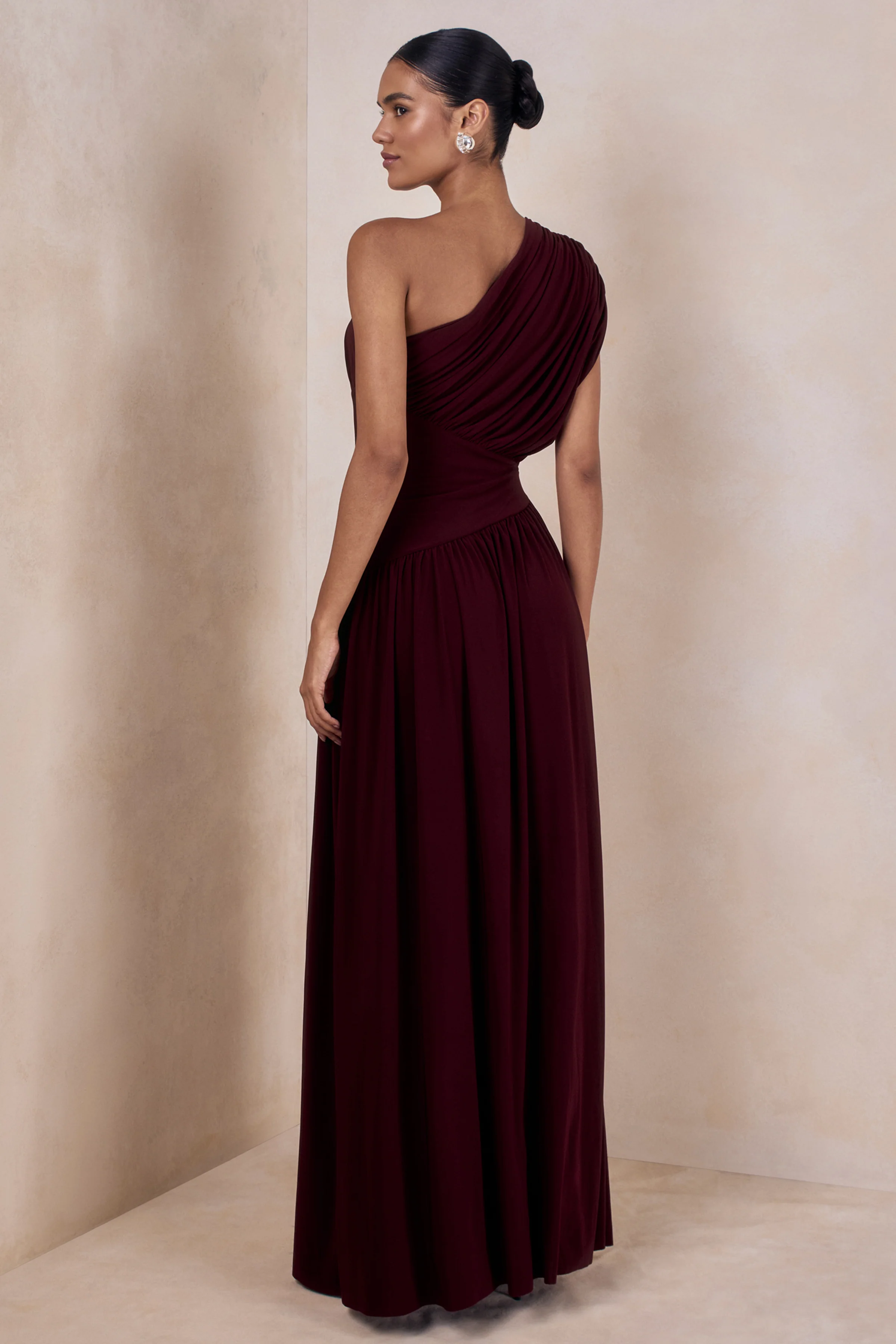 Kelsey | Bordeaux Asymmetrisch Hals Maxi Jurk Met Gerimpeld Details - Image 2