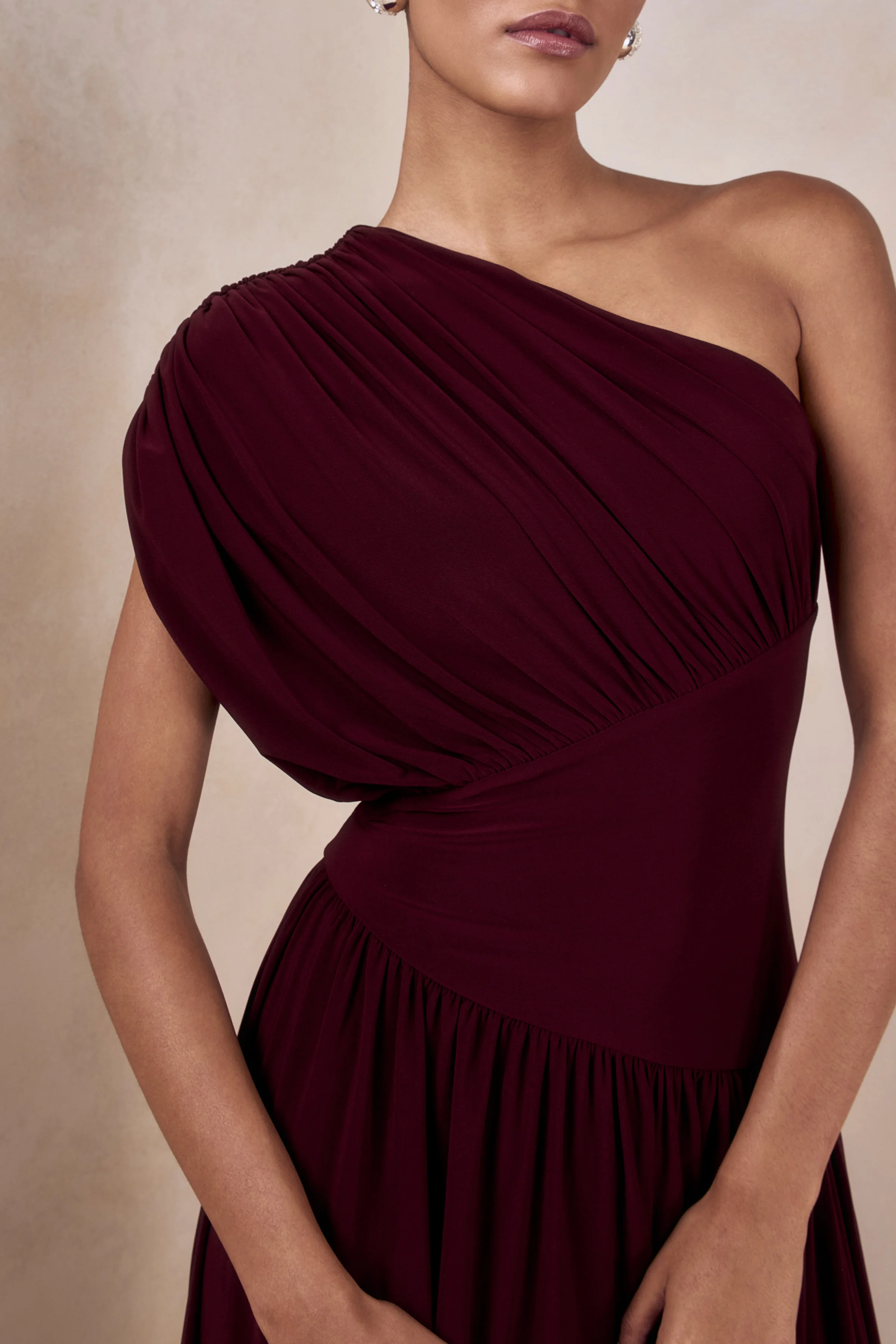 Kelsey | Bordeaux Asymmetrisch Hals Maxi Jurk Met Gerimpeld Details - Image 3