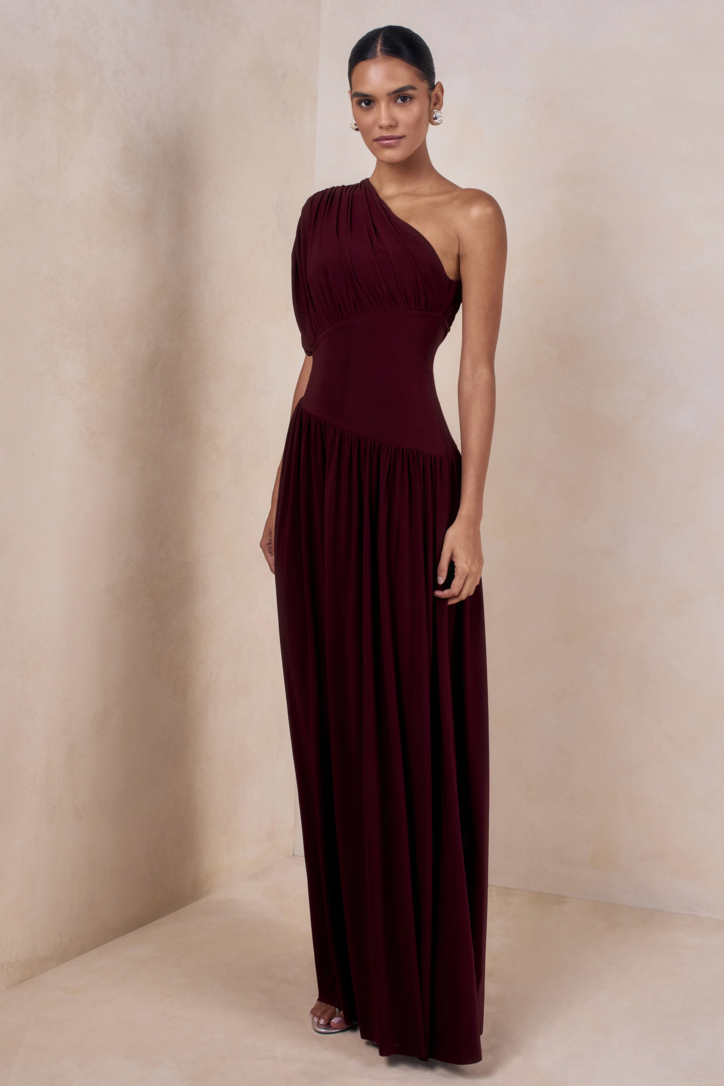 Kelsey | Bordeaux Asymmetrisch Hals Maxi Jurk Met Gerimpeld Details - Image 4