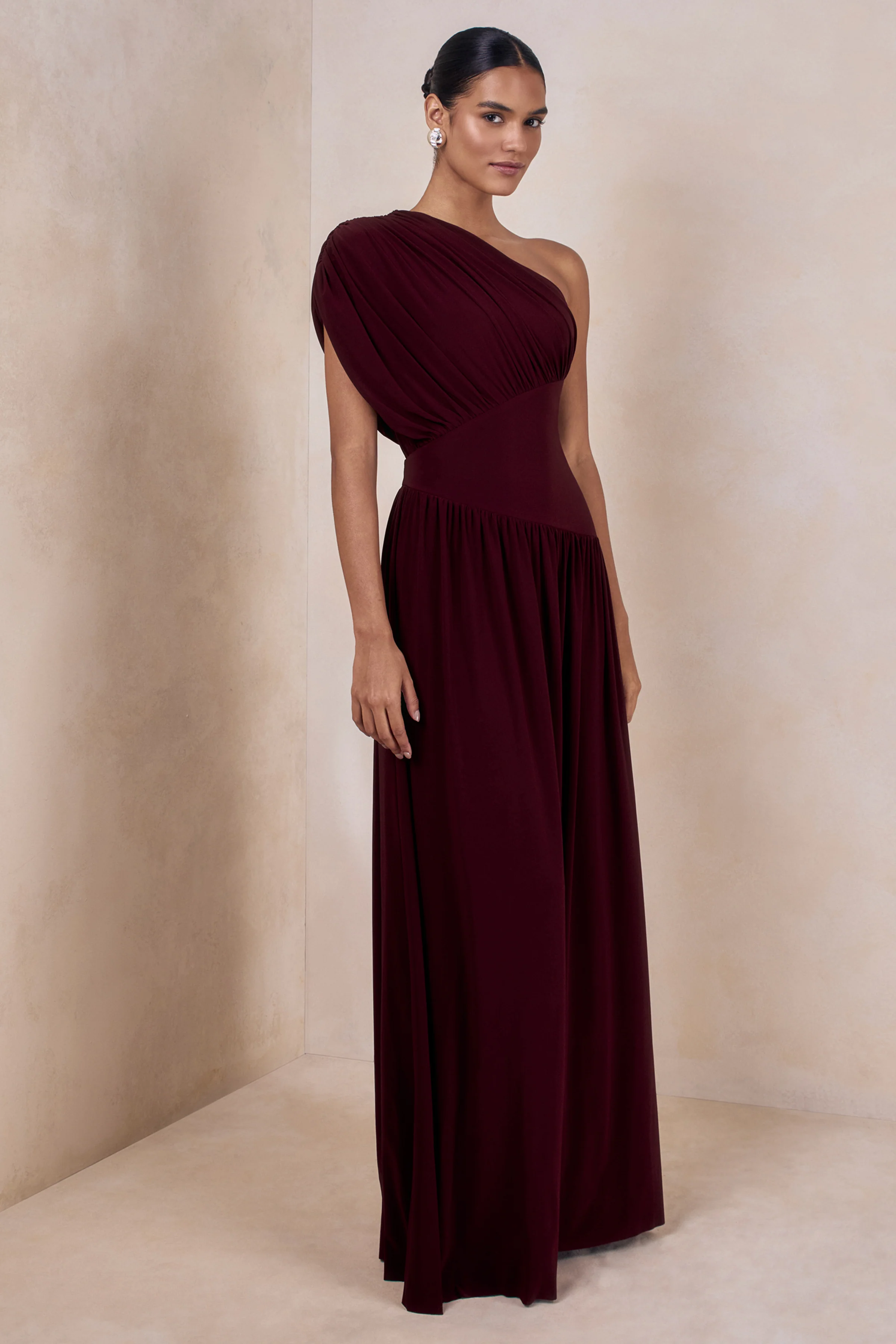 Kelsey | Bordeaux Asymmetrisch Hals Maxi Jurk Met Gerimpeld Details - Image 5