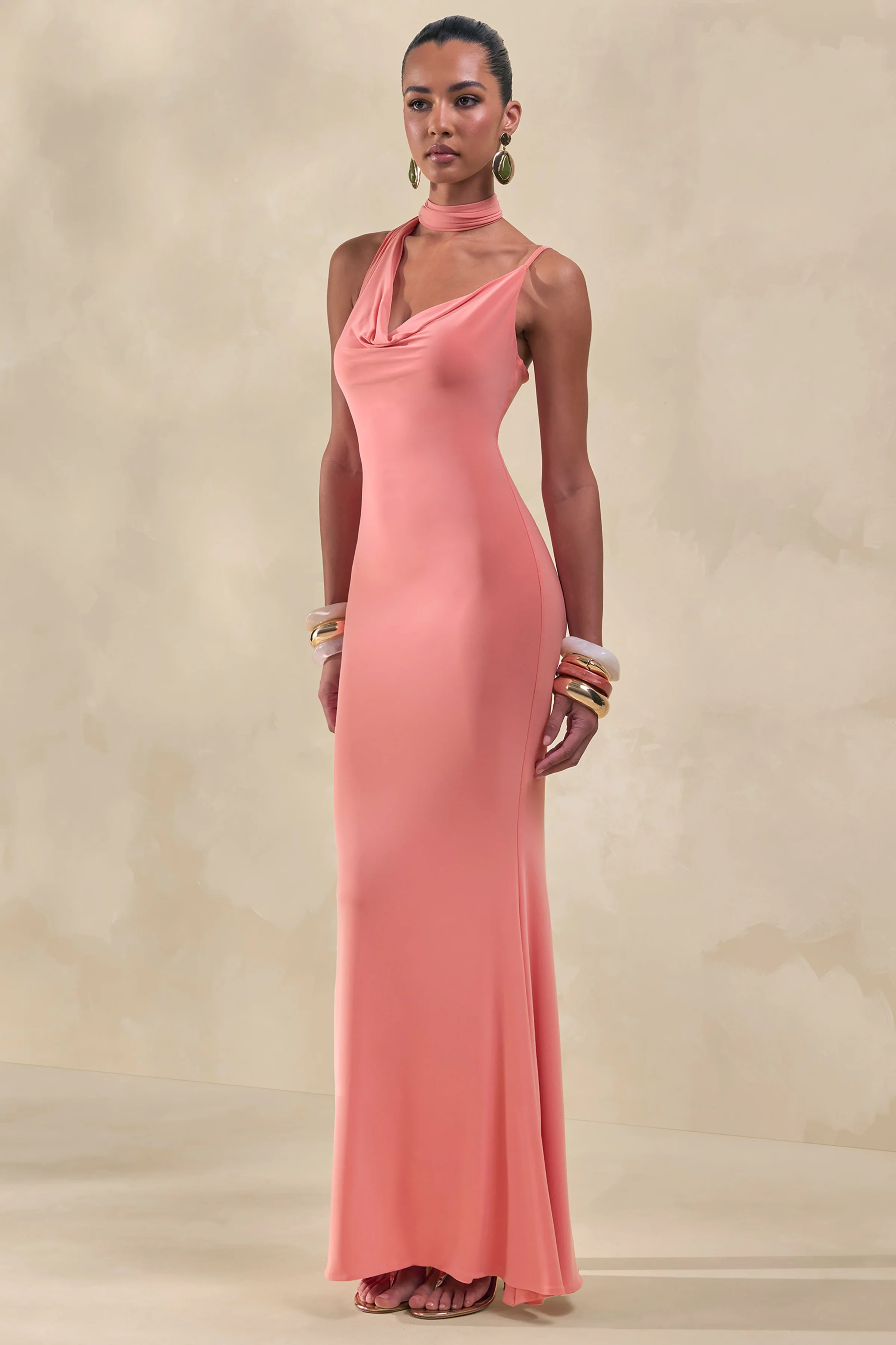 Kenza | Koraalkleurige Asymmetrische Hals Maxi Jurk Met Sjaal Detail - Image 4