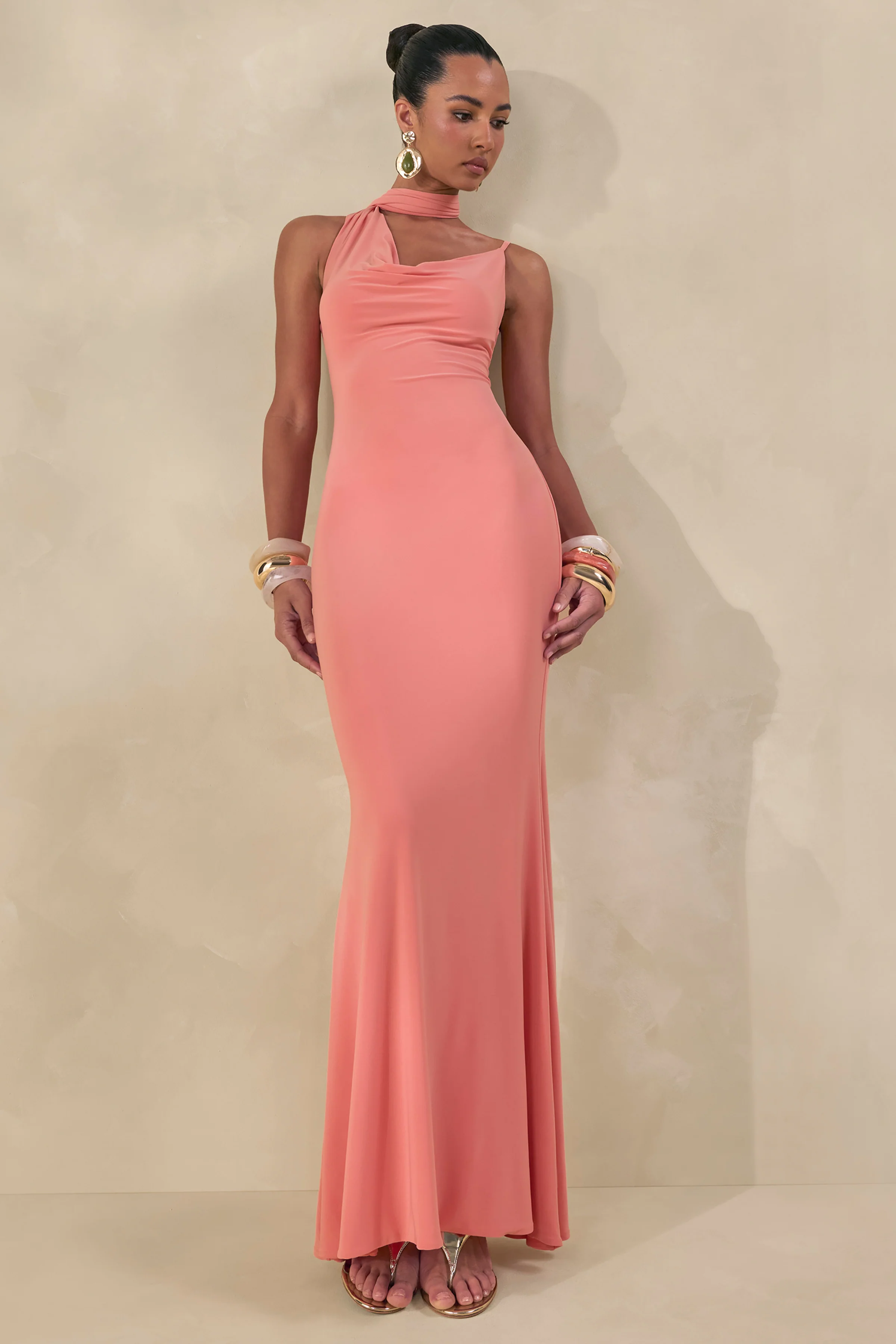 Kenza | Koraalkleurige Asymmetrische Hals Maxi Jurk Met Sjaal Detail - Image 6
