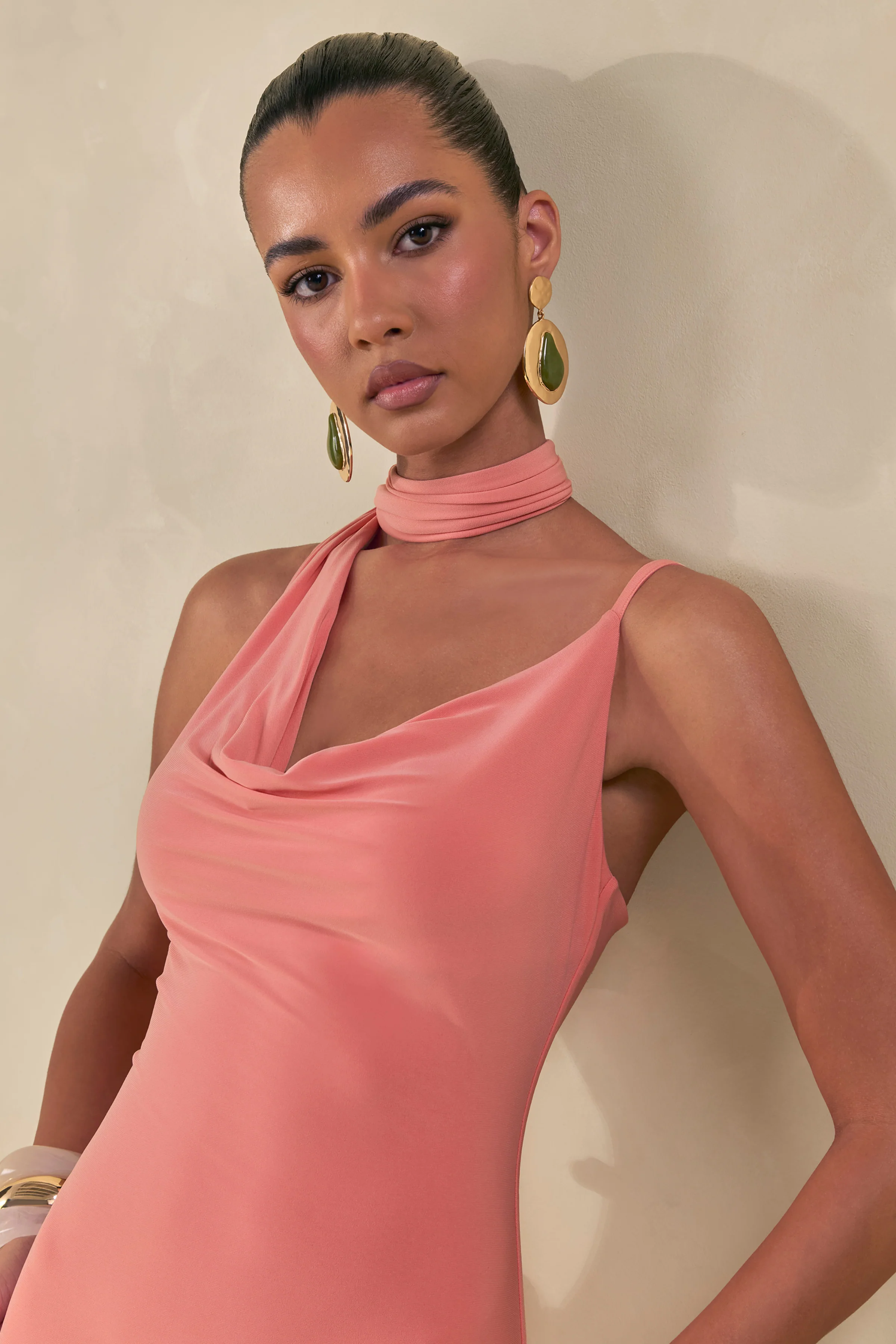 Kenza | Koraalkleurige Asymmetrische Hals Maxi Jurk Met Sjaal Detail - Image 7