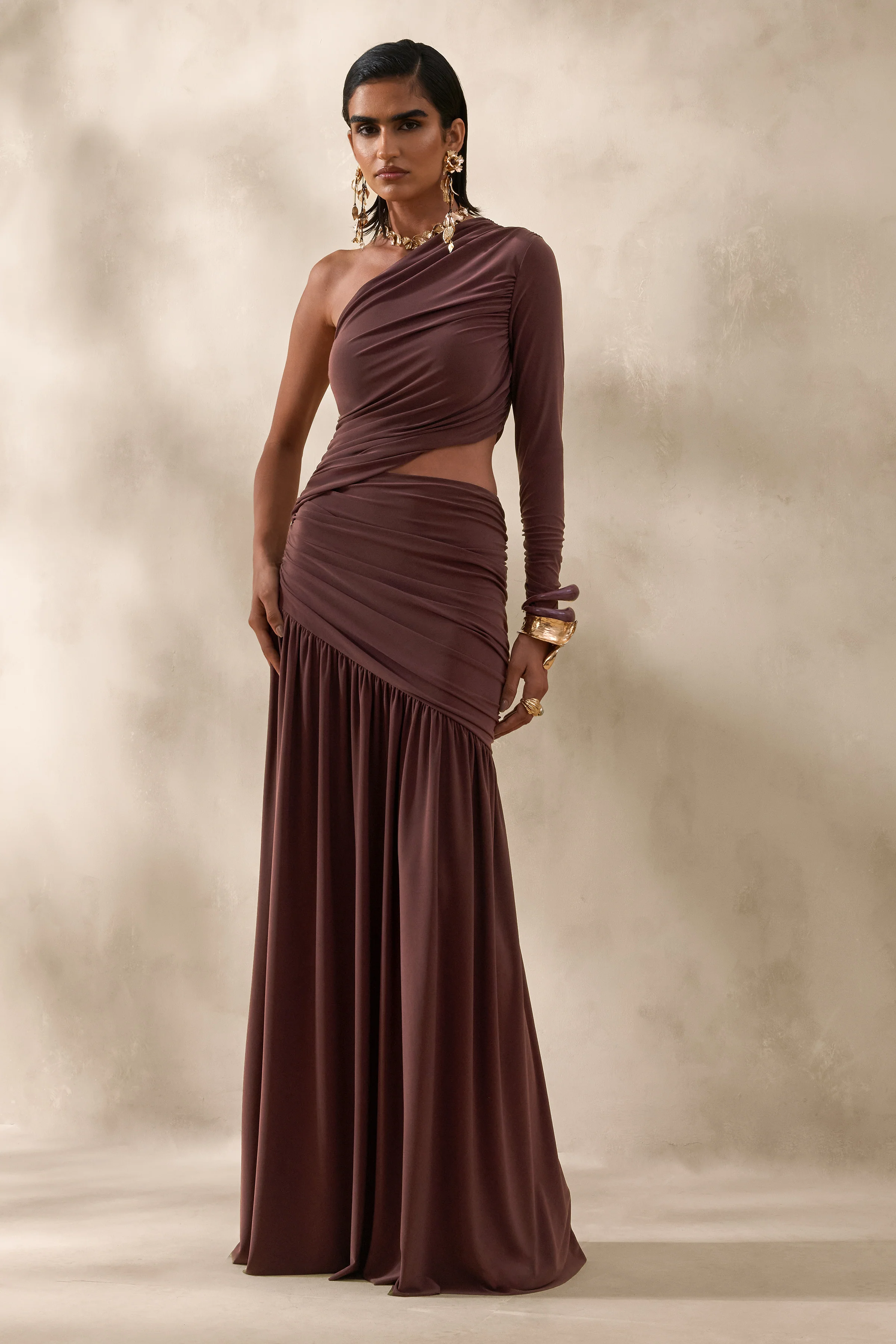 Kinsley | Bruine Asymmetrische Halslijn Maxi Jurk met Uitsnijding Detail