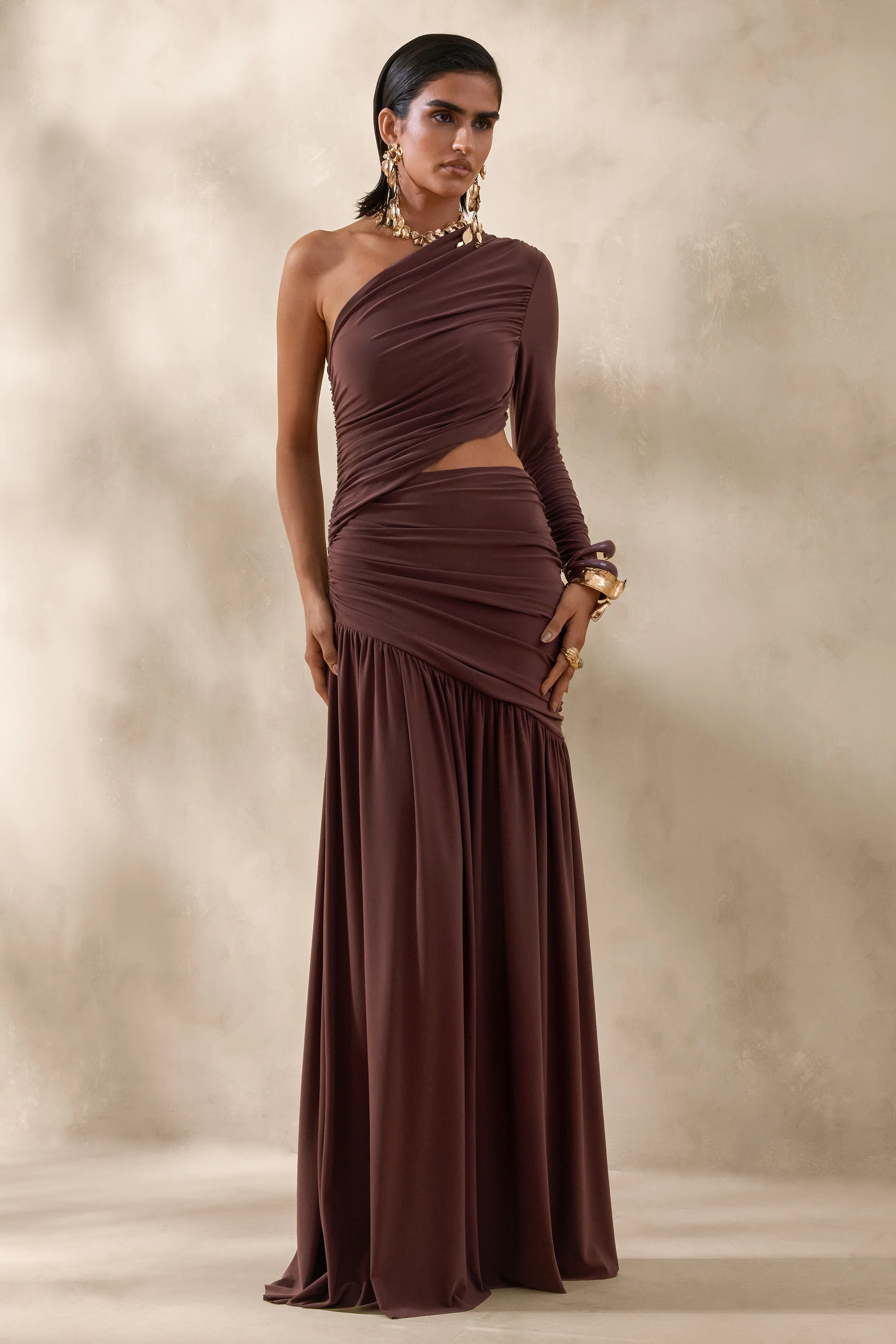 Kinsley | Bruine Asymmetrische Halslijn Maxi Jurk met Uitsnijding Detail - Image 4