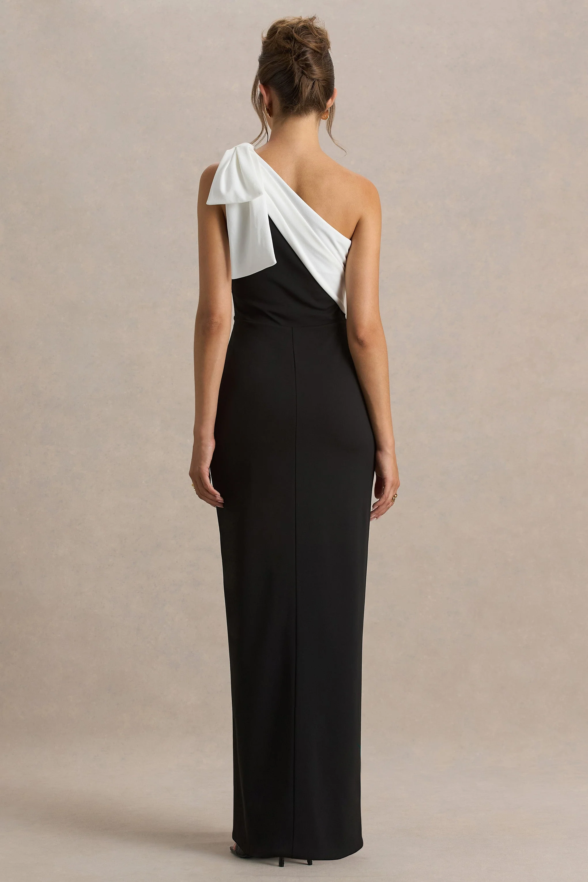 Kiri | Zwart-Witt Maxi Jurk Met Strik Detail En Blote Schouder - Image 2