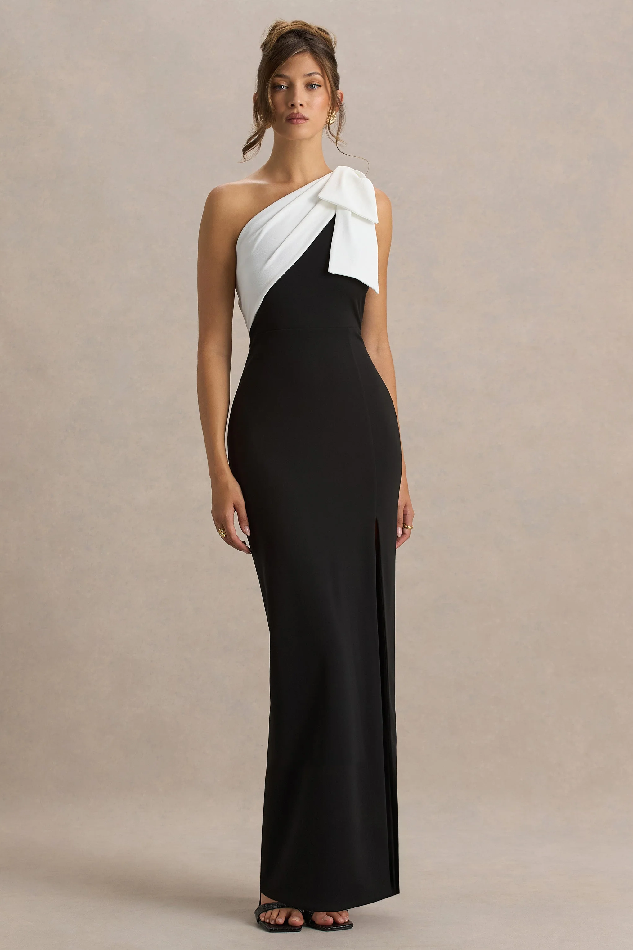 Kiri | Zwart-Witt Maxi Jurk Met Strik Detail En Blote Schouder - Image 3