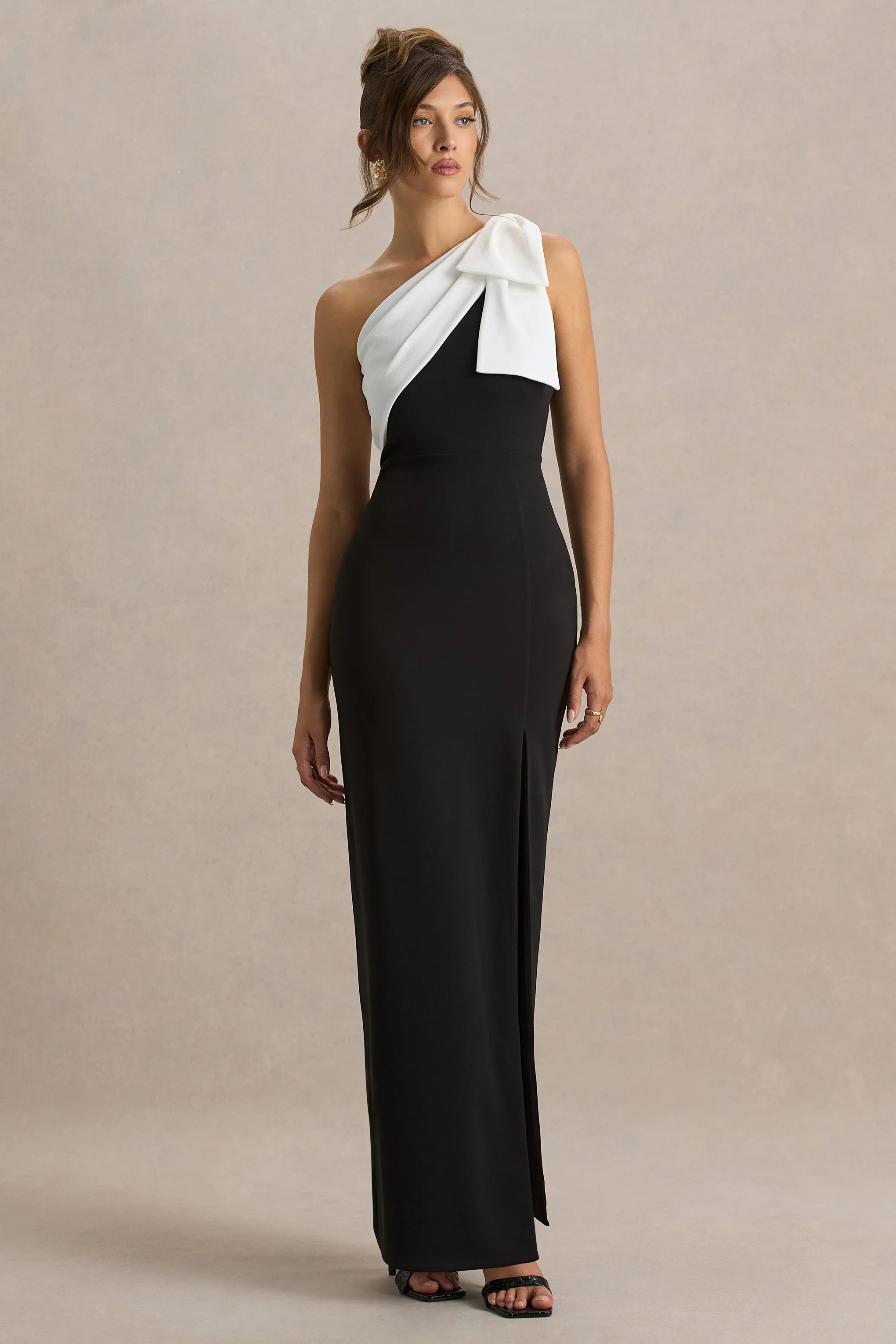 Kiri | Zwart-Witt Maxi Jurk Met Strik Detail En Blote Schouder - Image 4