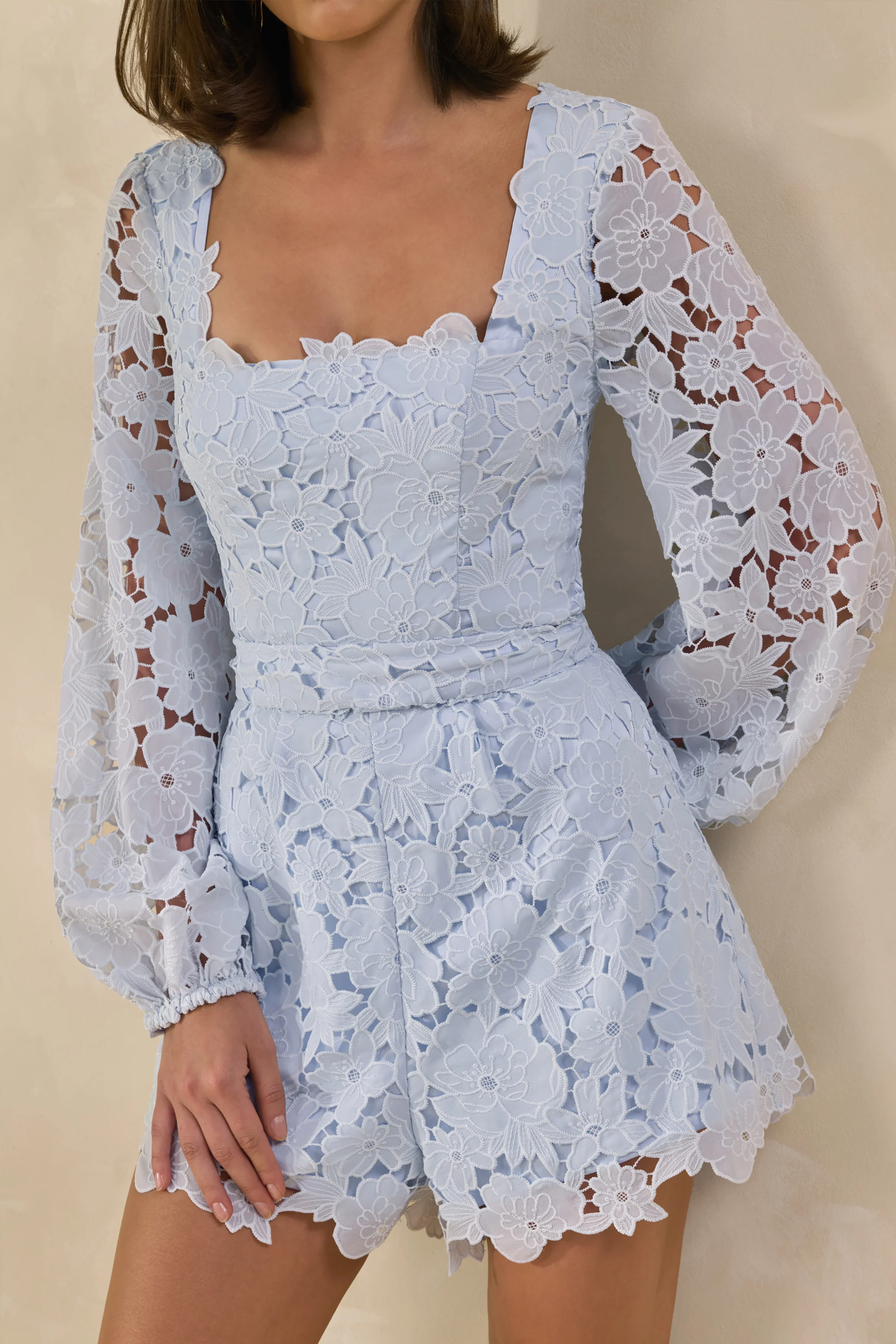 Korinna | Blauwe Kanten Playsuit Met Vierkante Hals En Riemdetail - Image 6