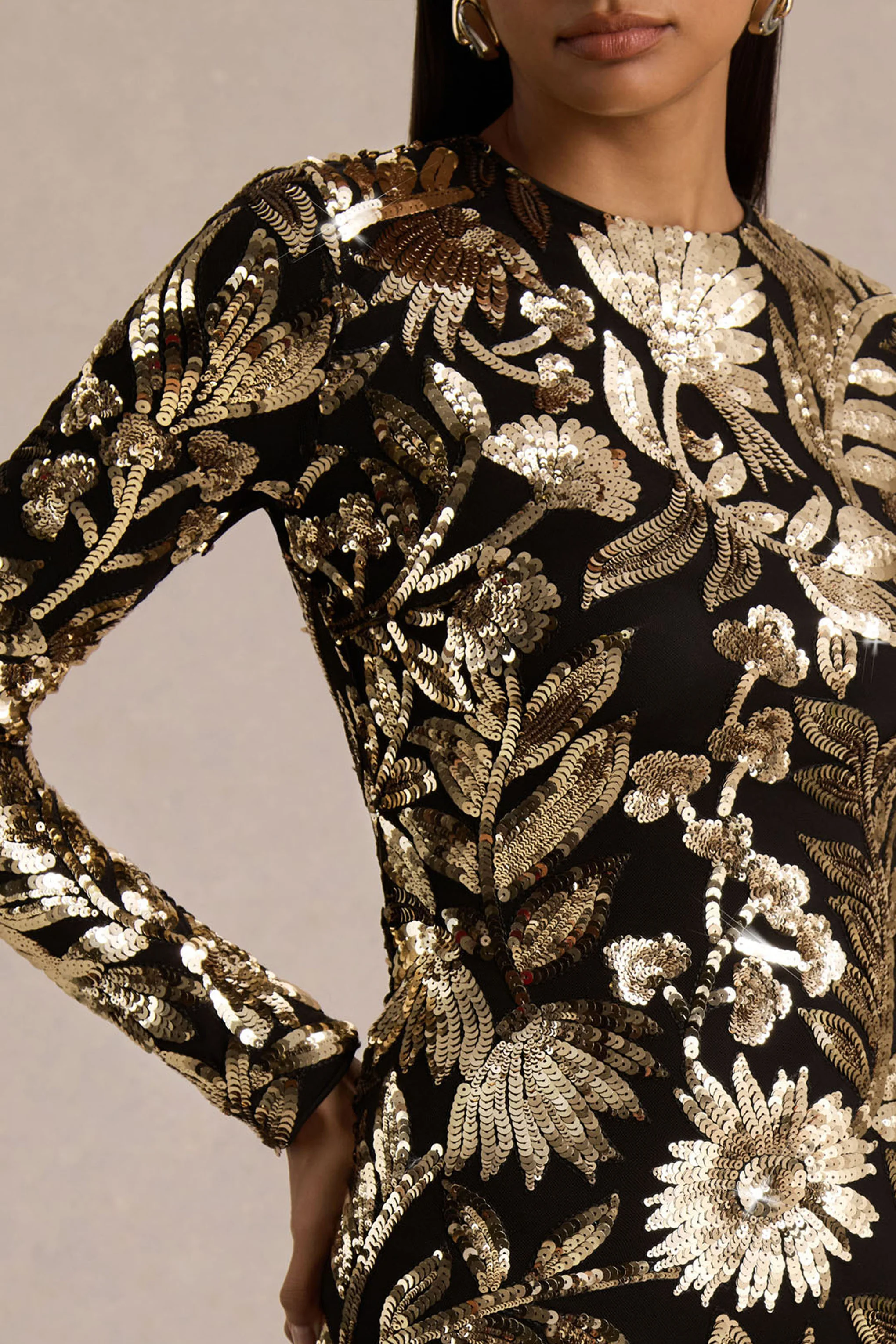 Lara | Zwart En Gouden Pailletten Print Hoge Hals Mini Jurk Met Veren Afwerking - Image 3