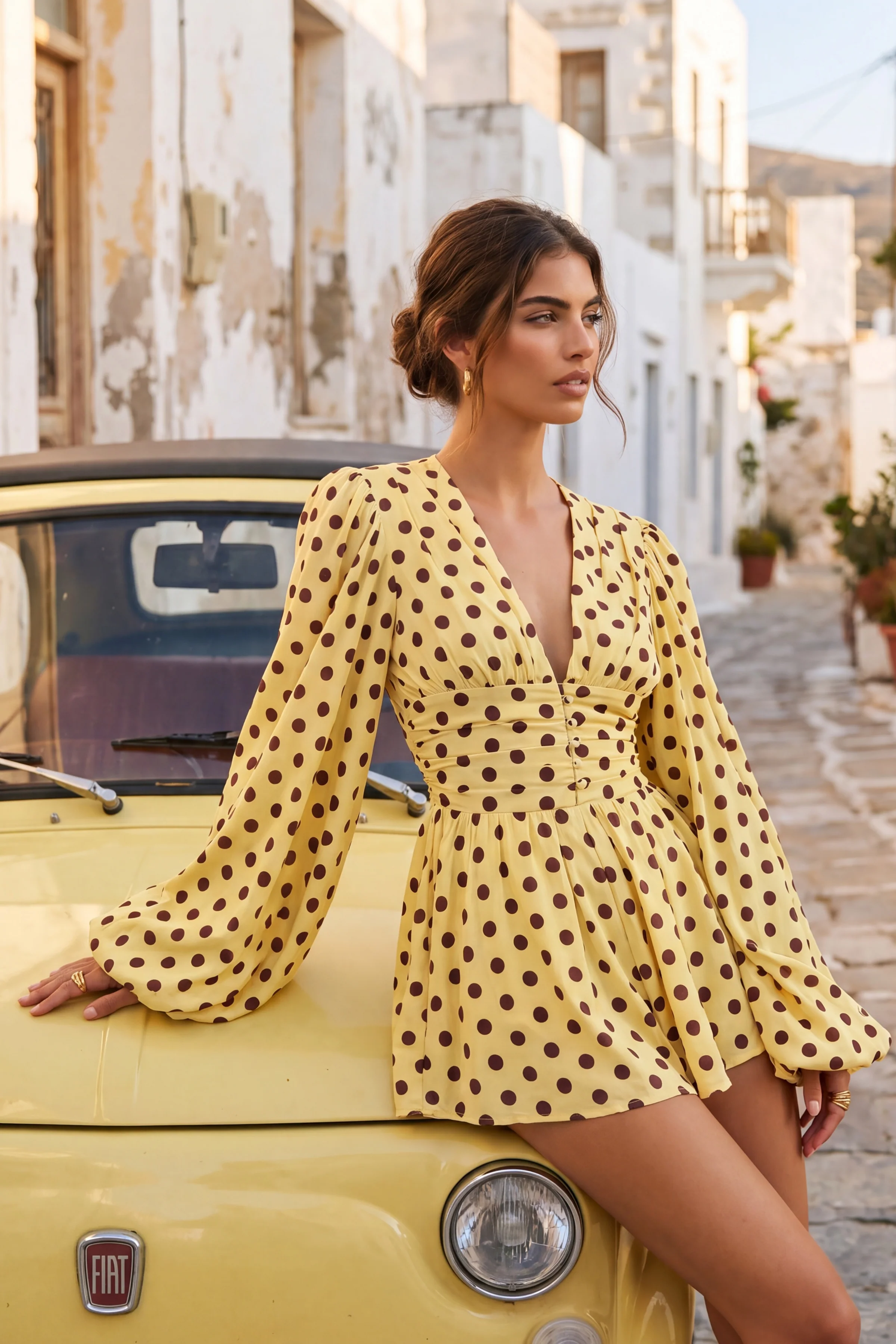 Laurel | Citroengele Polkadot Playsuit Met Diepe V-Hals En Uitlopende Mouwen