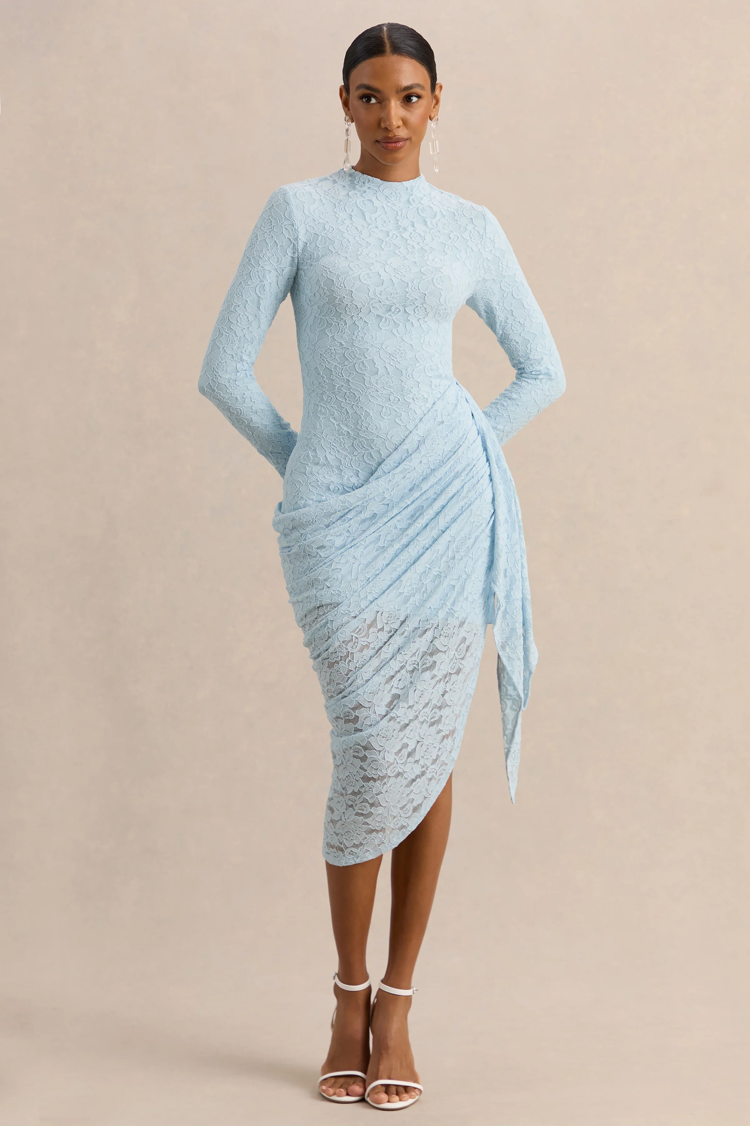 Laureline | Poederblauwe Kanten Midi Jurk Met Ronde Hals, Draperend Detail En Asymmetrische Zoom