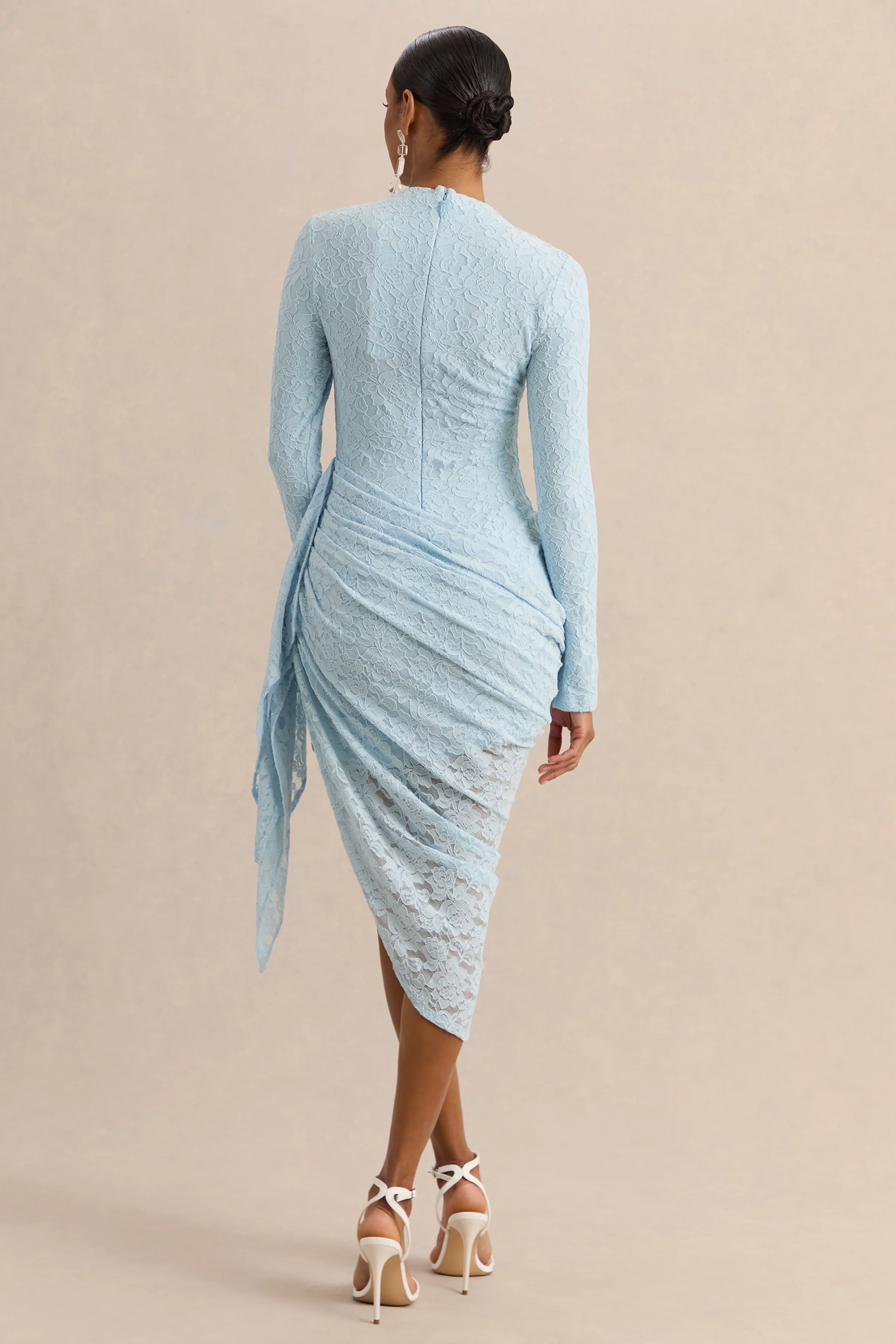 Laureline | Poederblauwe Kanten Midi Jurk Met Ronde Hals, Draperend Detail En Asymmetrische Zoom - Image 2