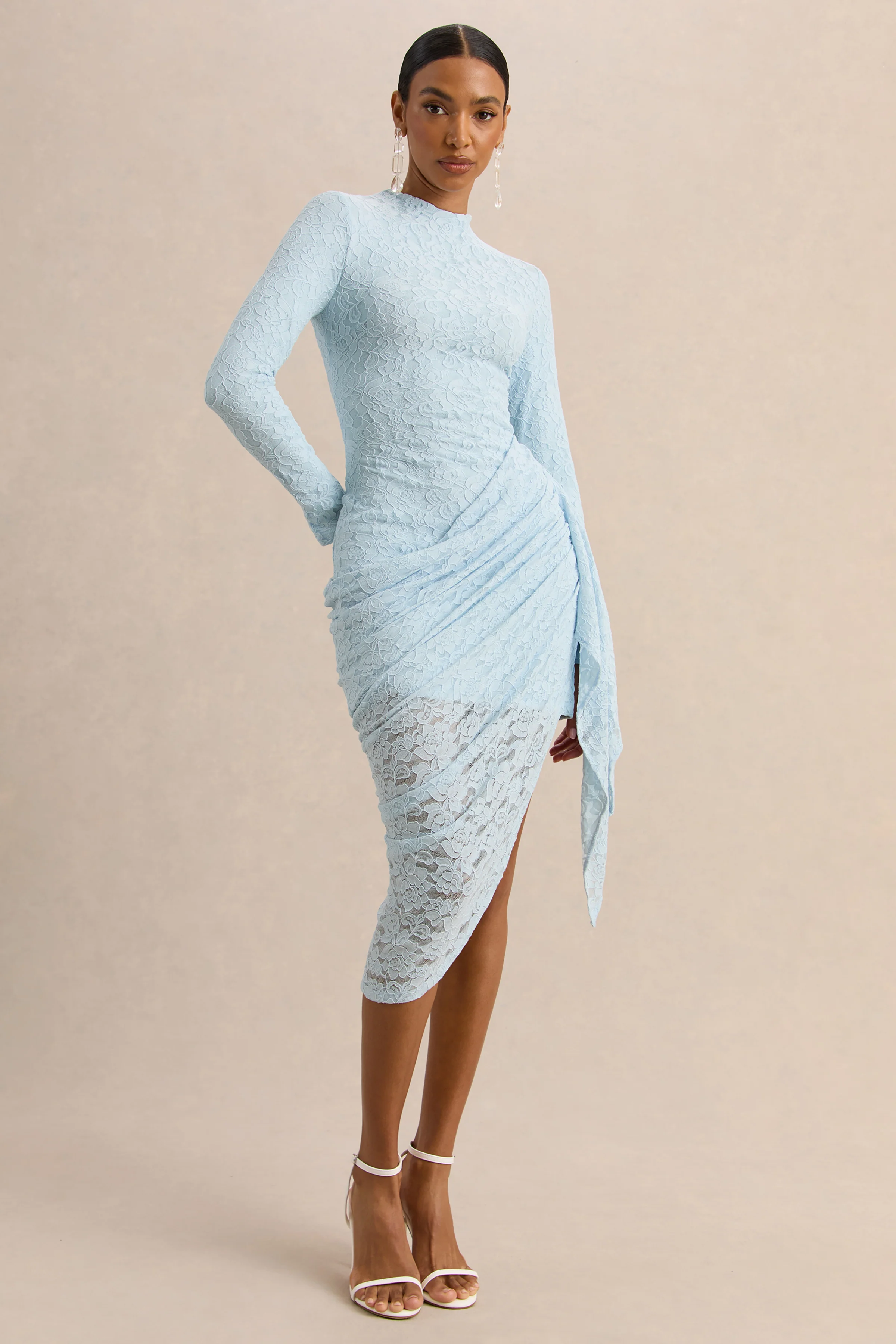 Laureline | Poederblauwe Kanten Midi Jurk Met Ronde Hals, Draperend Detail En Asymmetrische Zoom - Image 4