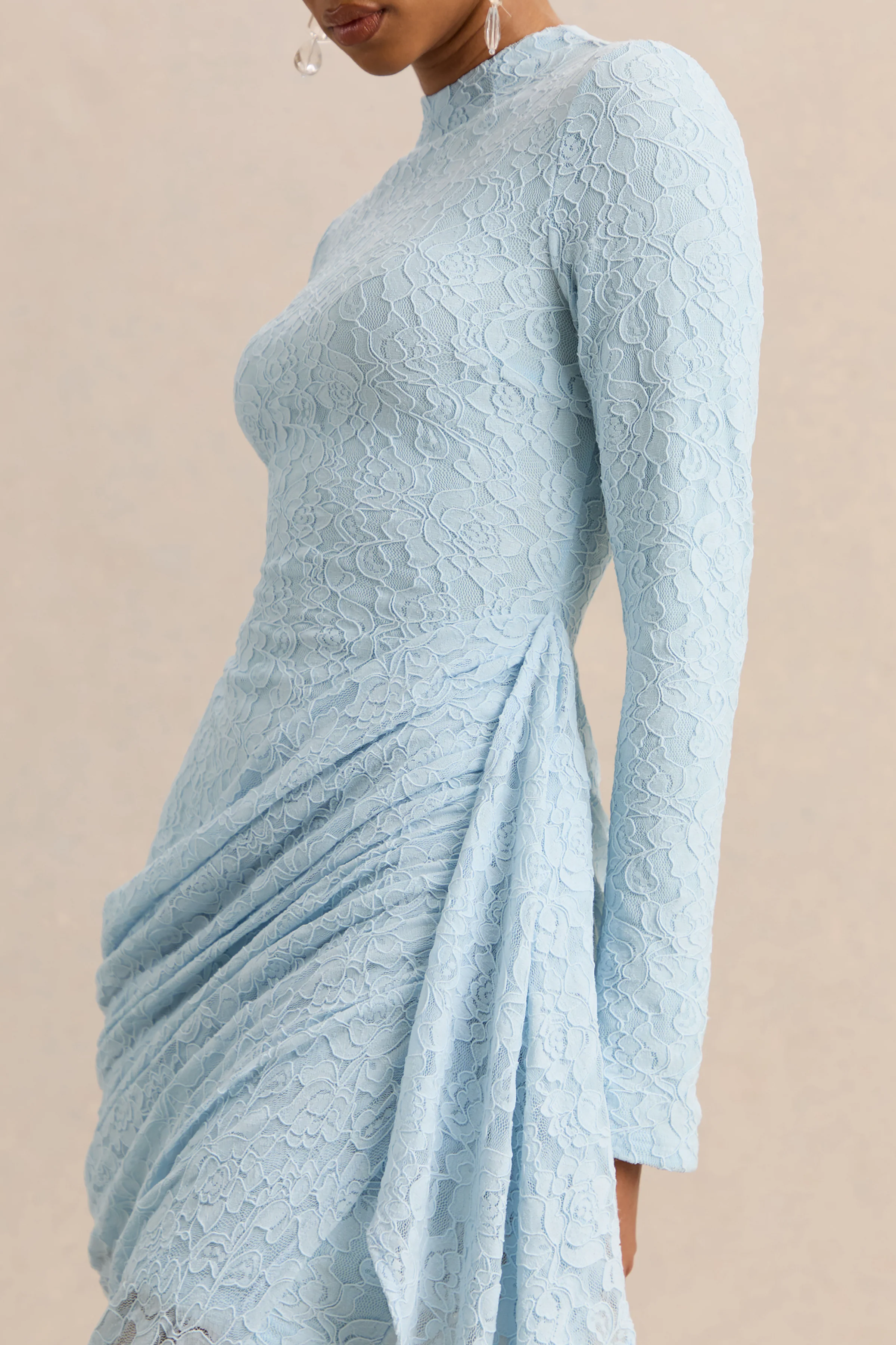 Laureline | Poederblauwe Kanten Midi Jurk Met Ronde Hals, Draperend Detail En Asymmetrische Zoom - Image 7