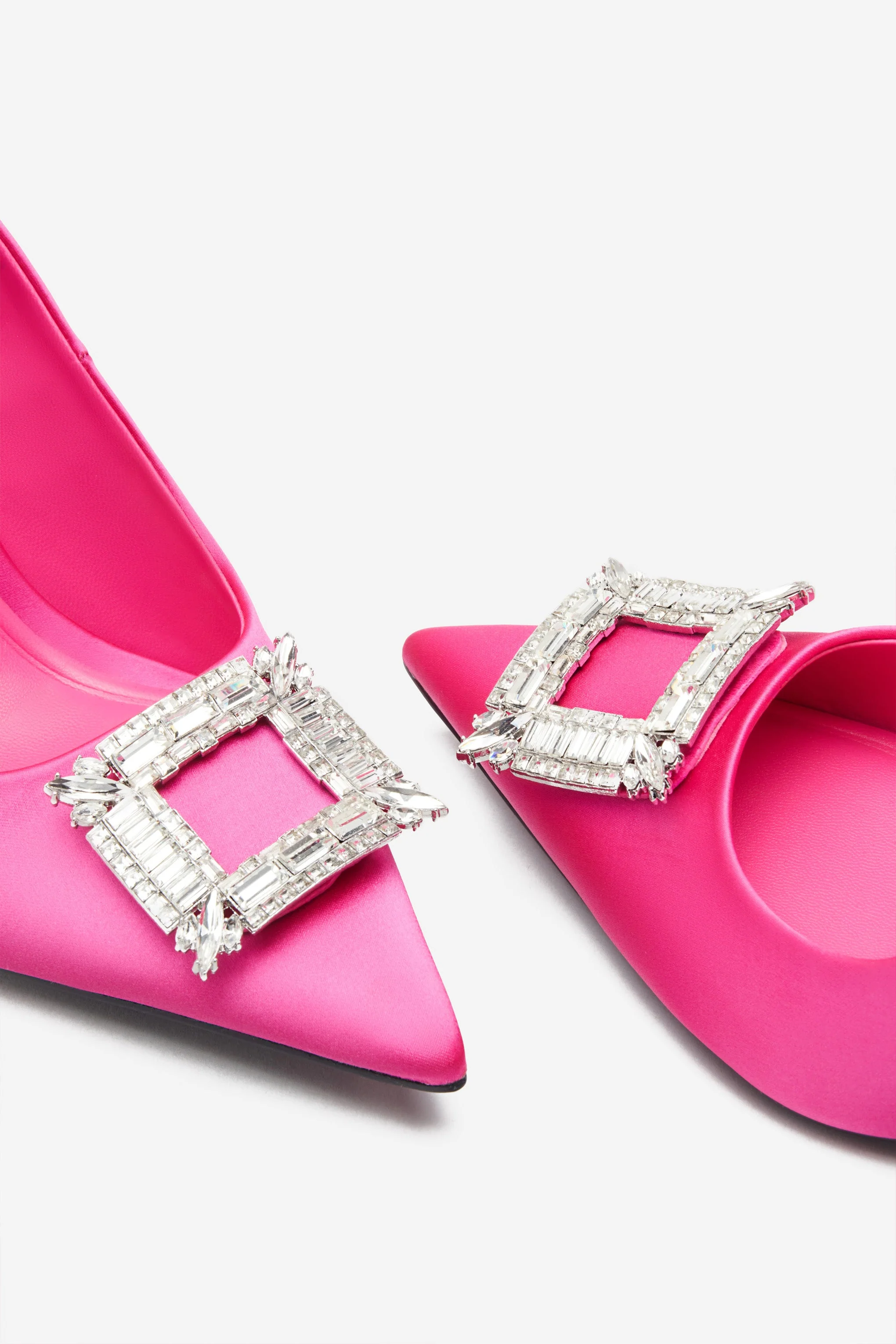 Lawless | Felroze Satijnen Pumps met Puntige Neus en Diamanten Broches - Image 4