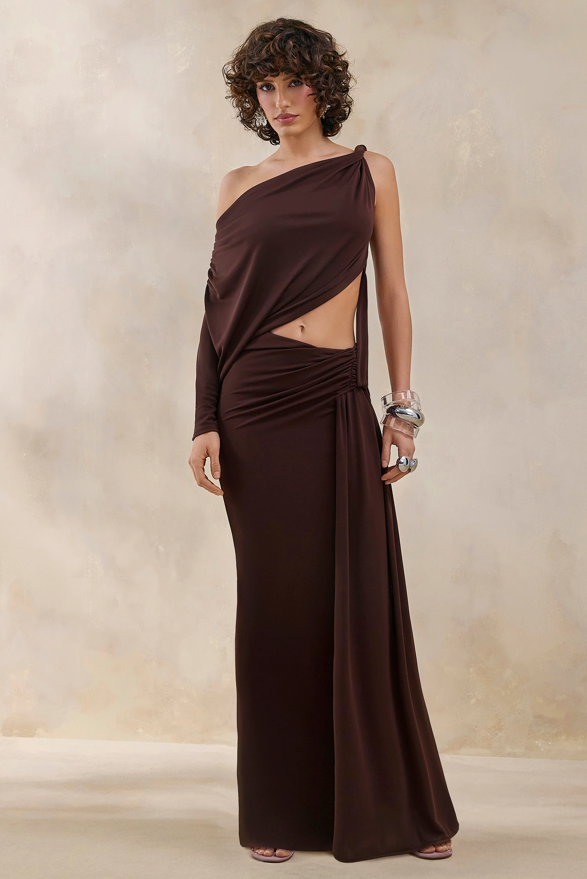 Layla | Bruine Asymmetrische-Hals Overslag Maxi Jurk Met Uitsnijding En Gerimpelde Details