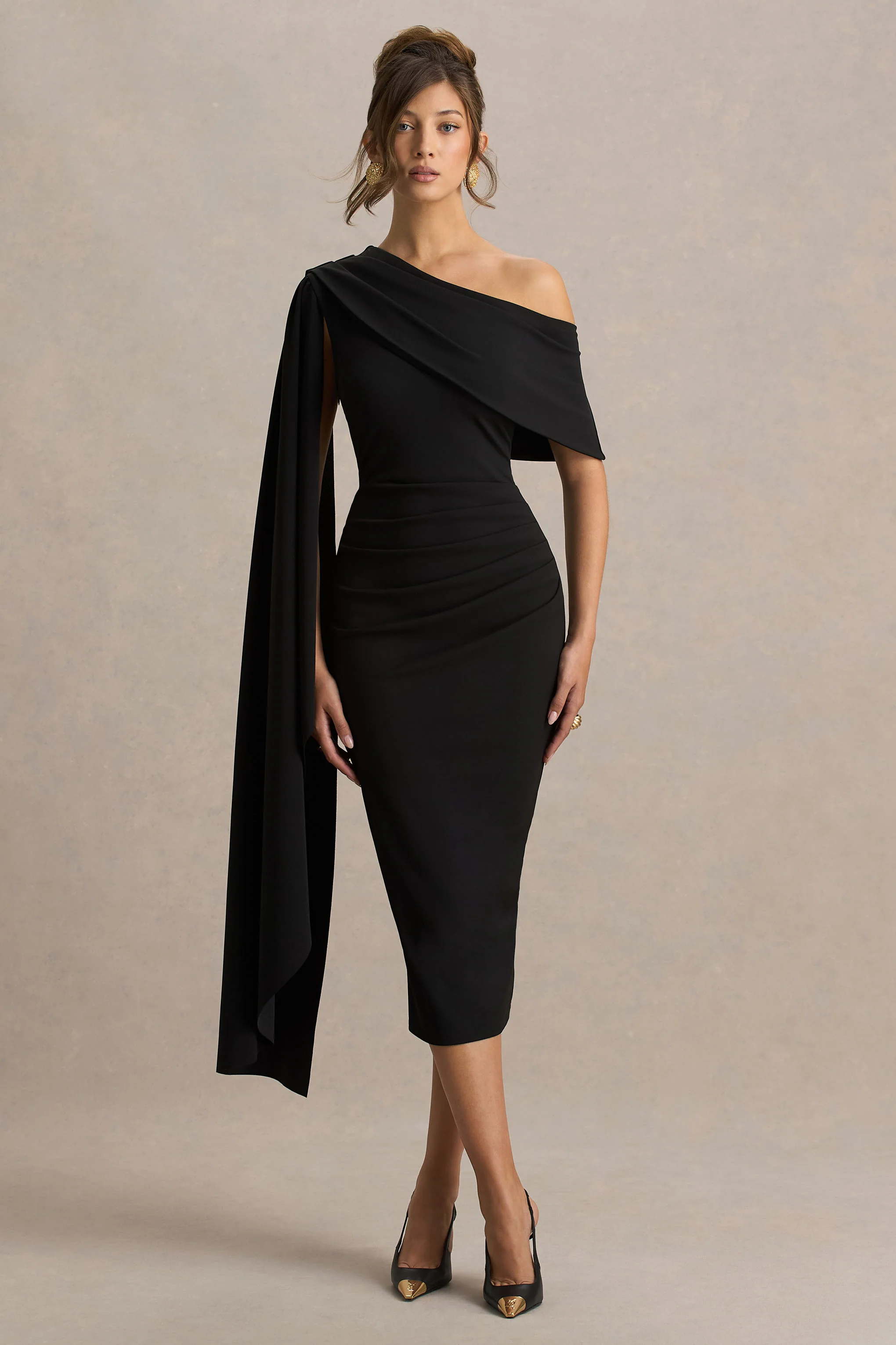 Leah | Zwarte Asymmetrische Hals Midi Jurk Met Cape Mouwen En Gedrapeerde Details