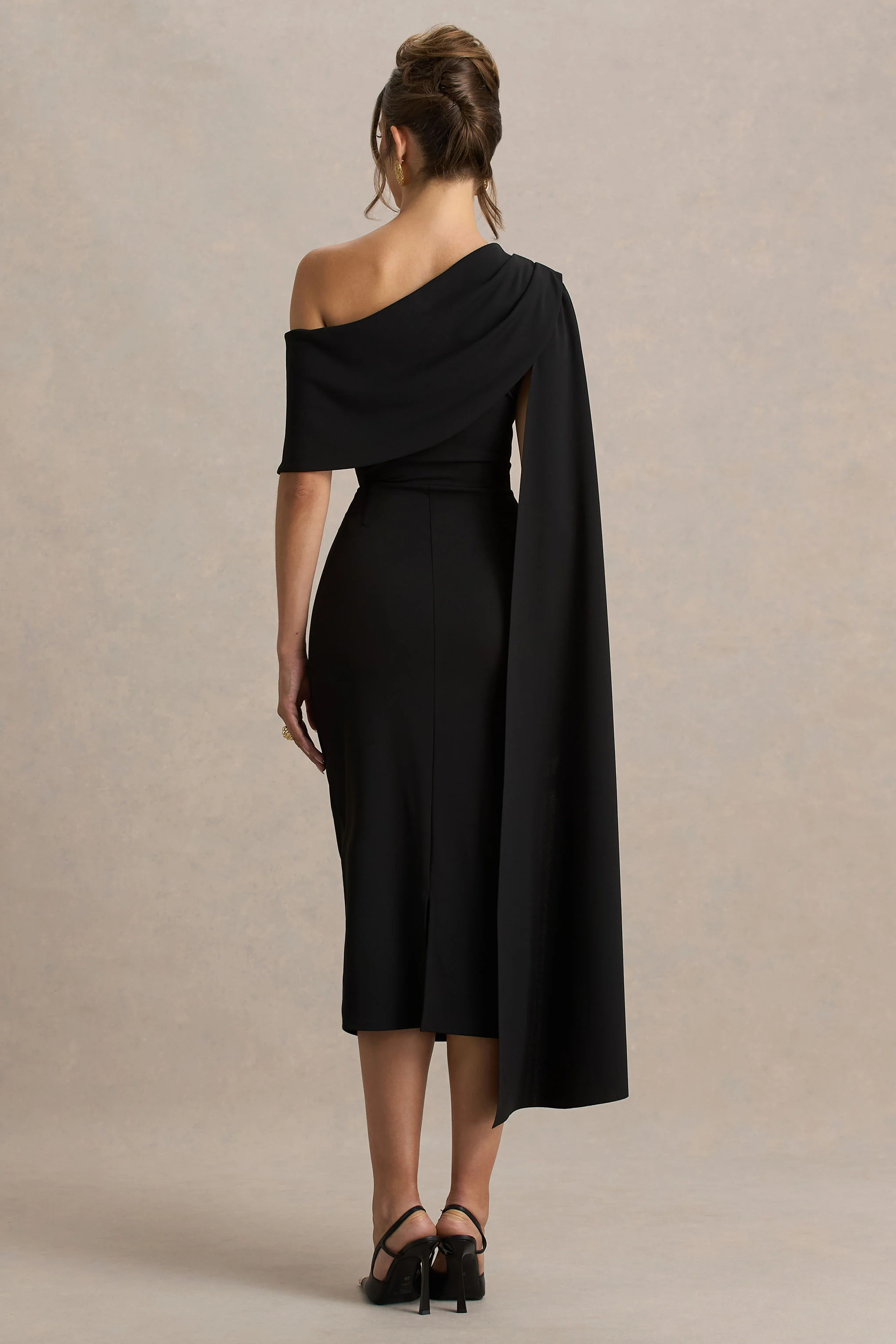 Leah | Zwarte Asymmetrische Hals Midi Jurk Met Cape Mouwen En Gedrapeerde Details - Image 2
