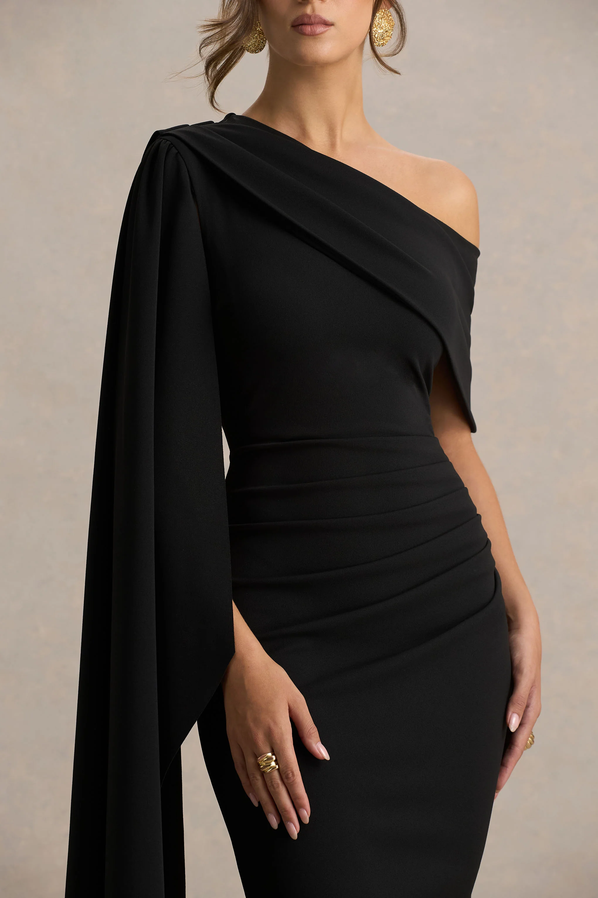 Leah | Zwarte Asymmetrische Hals Midi Jurk Met Cape Mouwen En Gedrapeerde Details - Image 3