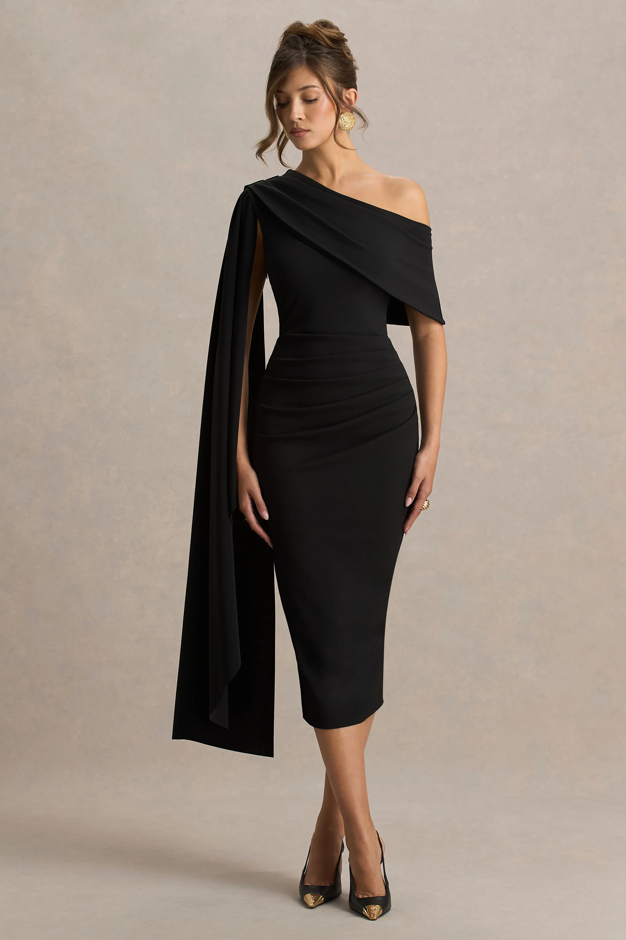 Leah | Zwarte Asymmetrische Hals Midi Jurk Met Cape Mouwen En Gedrapeerde Details - Image 4