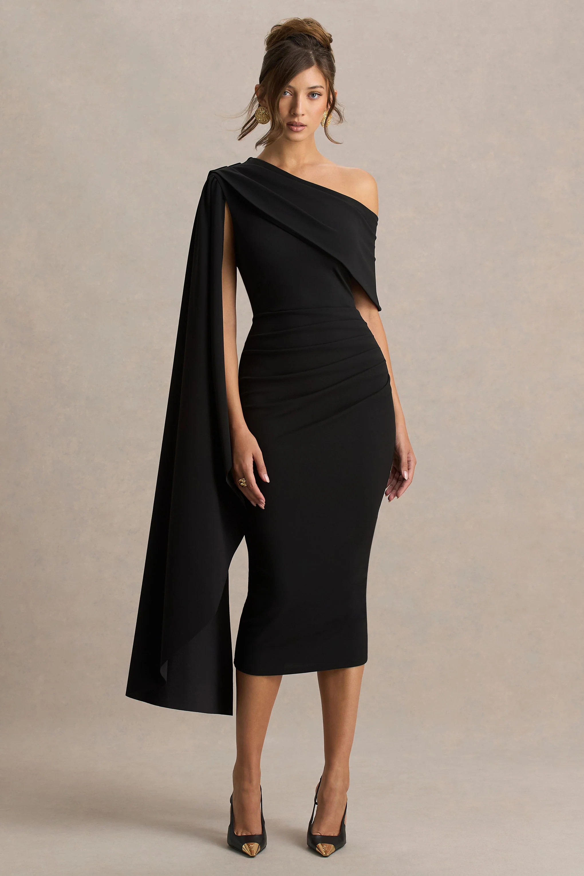 Leah | Zwarte Asymmetrische Hals Midi Jurk Met Cape Mouwen En Gedrapeerde Details - Image 5