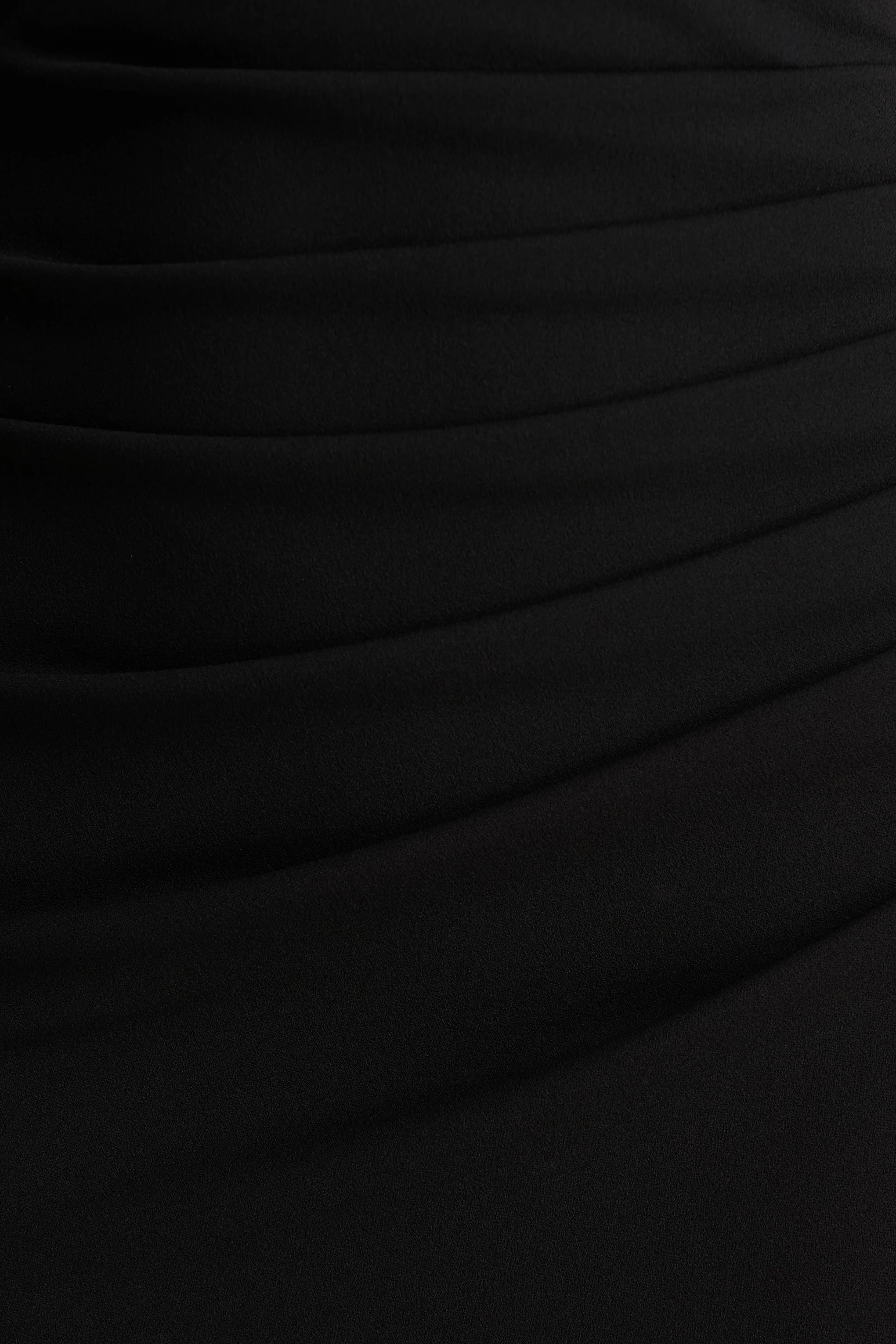 Leah | Zwarte Asymmetrische Hals Midi Jurk Met Cape Mouwen En Gedrapeerde Details - Image 6