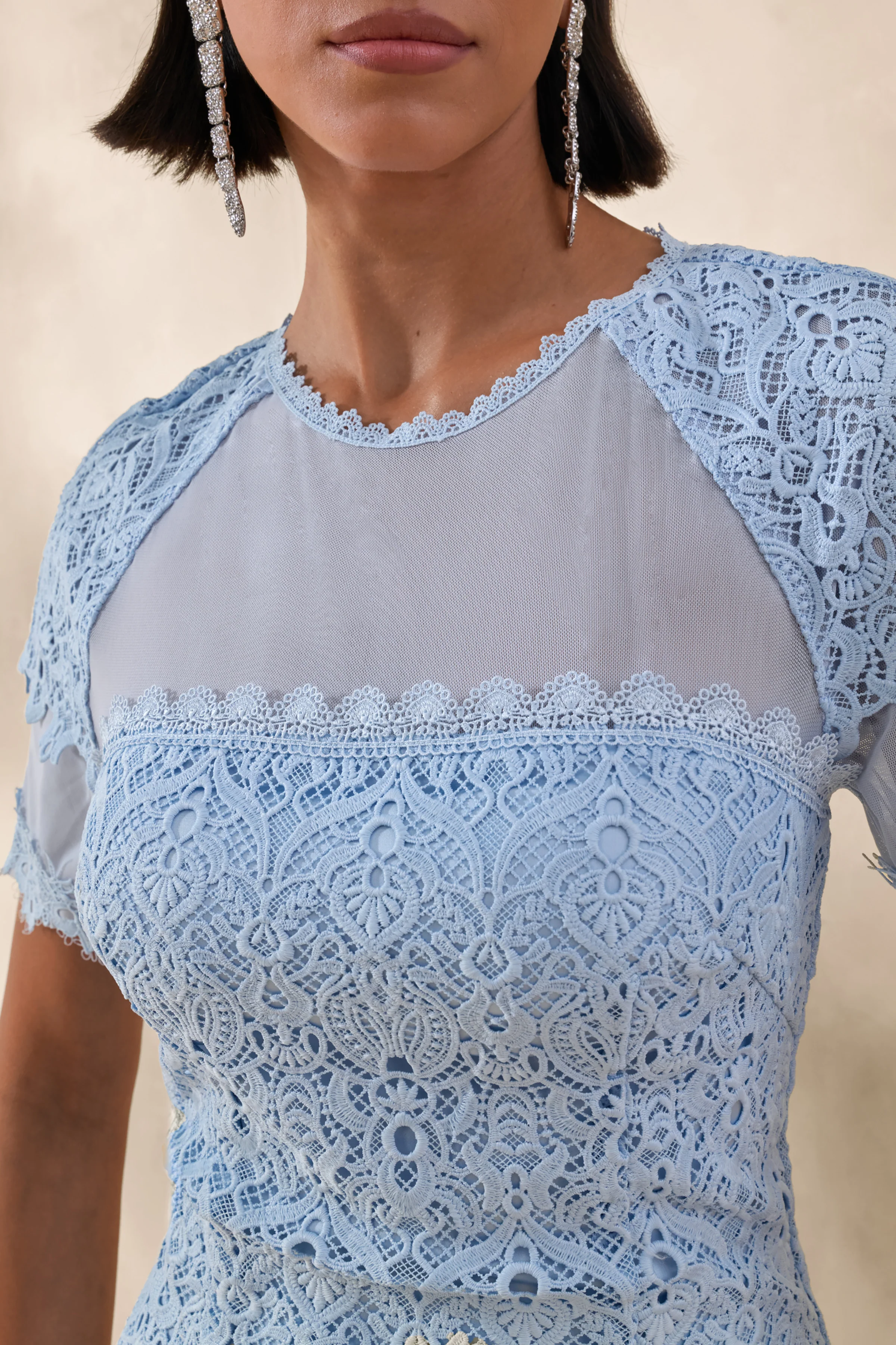 Leanne | Poederblauwe Mesh En Kanten Fishtail Midi Jurk Met Ronde - Image 5