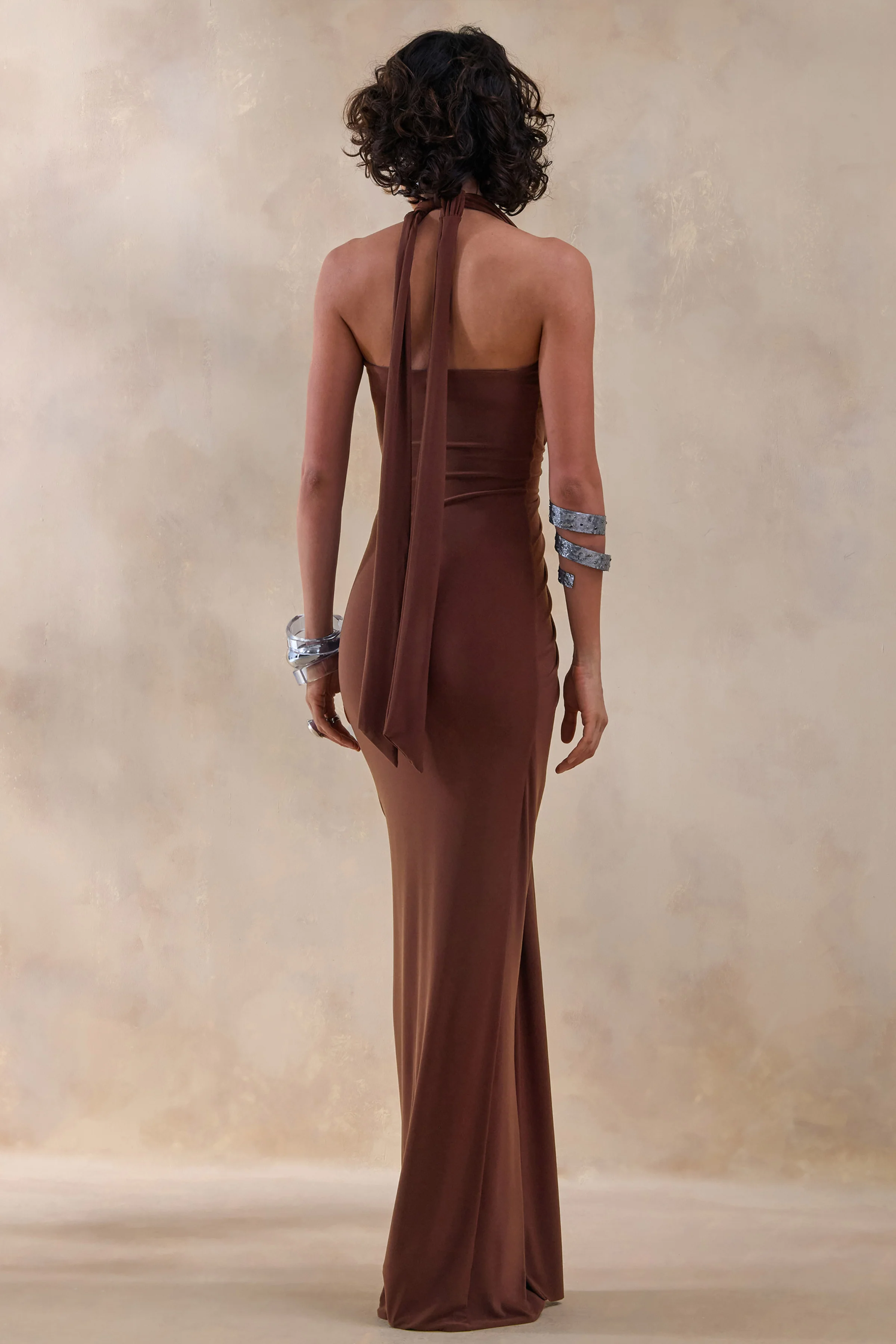 Lesley | Bruine Maxi Jurk Met Diepe V-Hals - Image 2