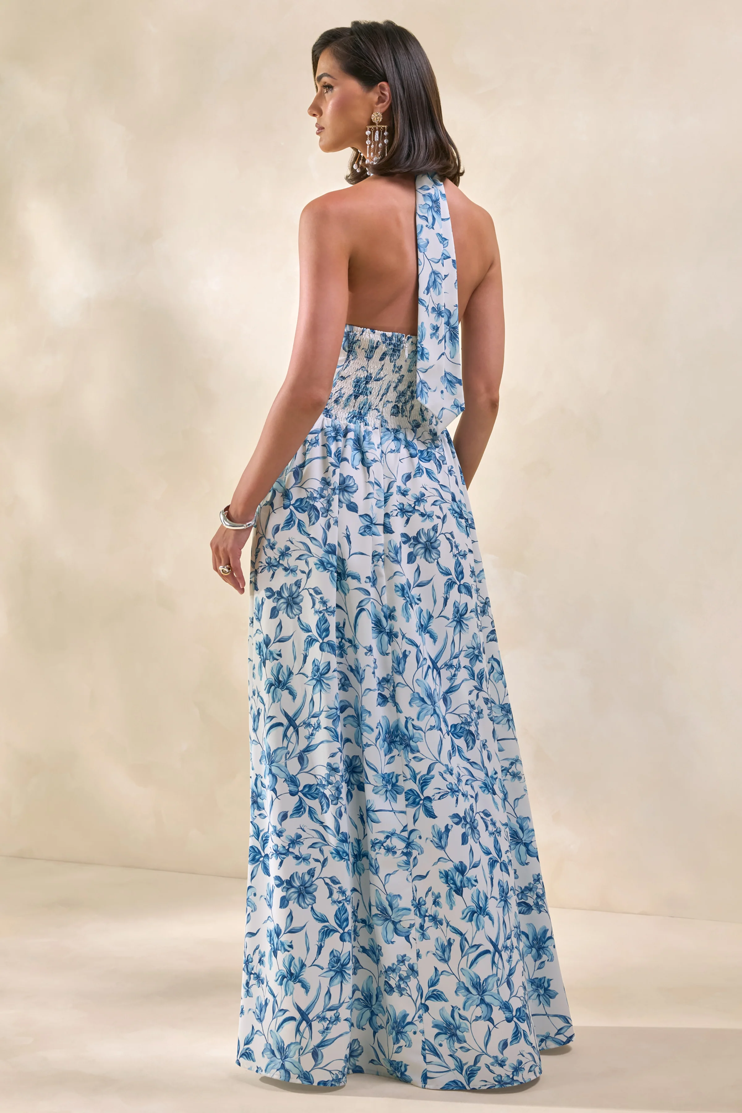 Liana | Blauwe Porselein Print Halternek Maxi Jurk - Image 2