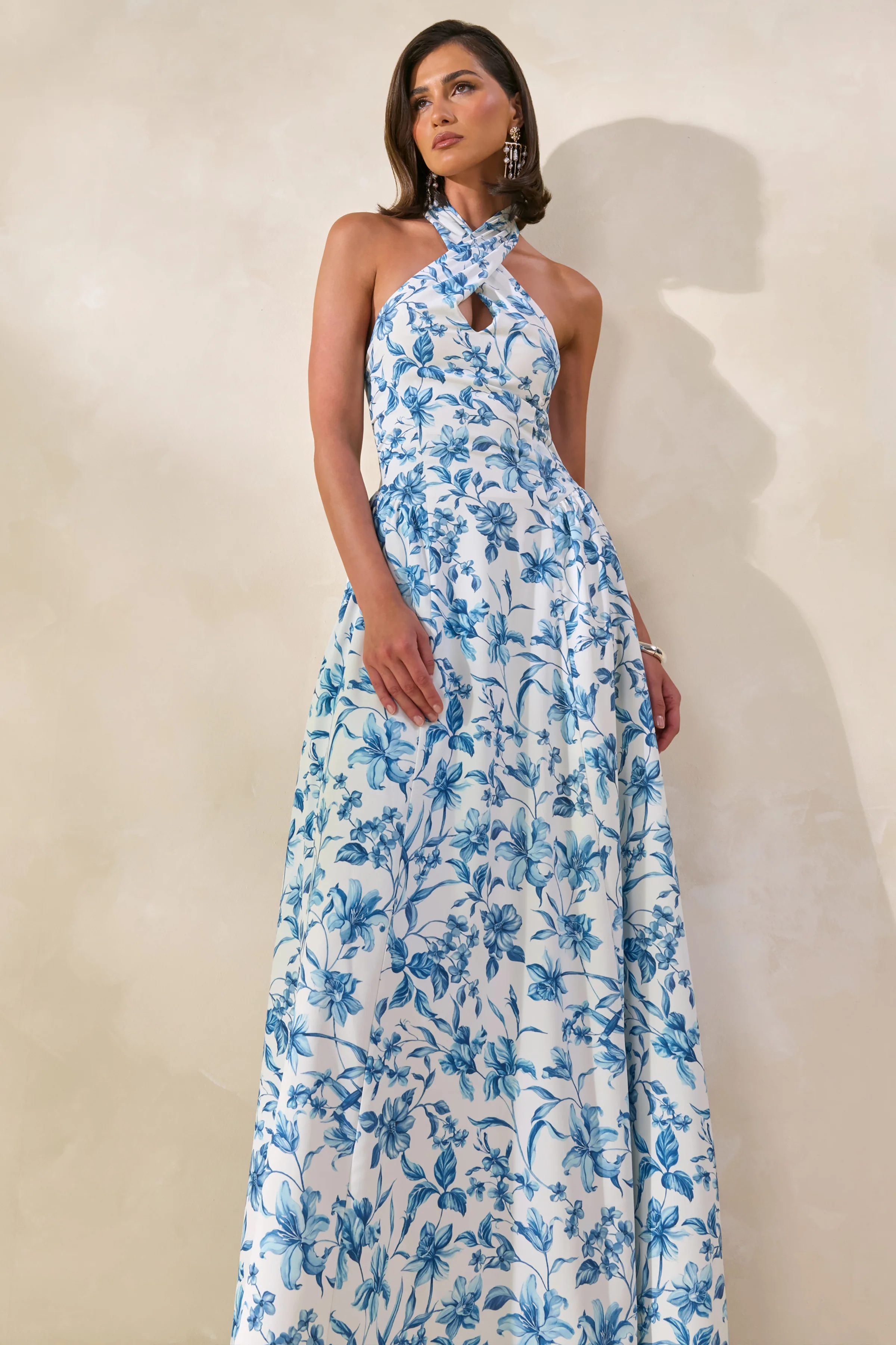 Liana | Blauwe Porselein Print Halternek Maxi Jurk - Image 3