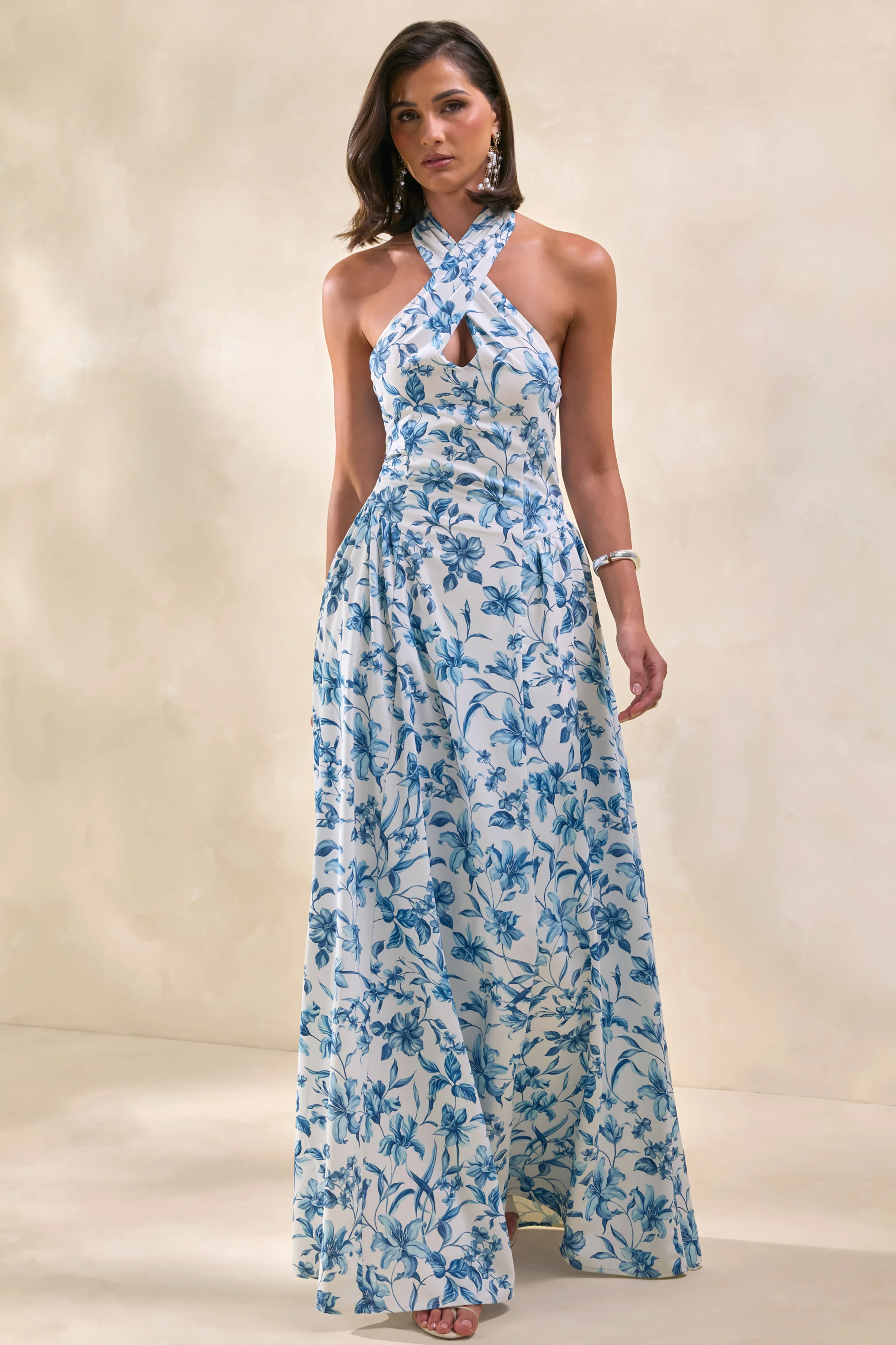 Liana | Blauwe Porselein Print Halternek Maxi Jurk - Image 5