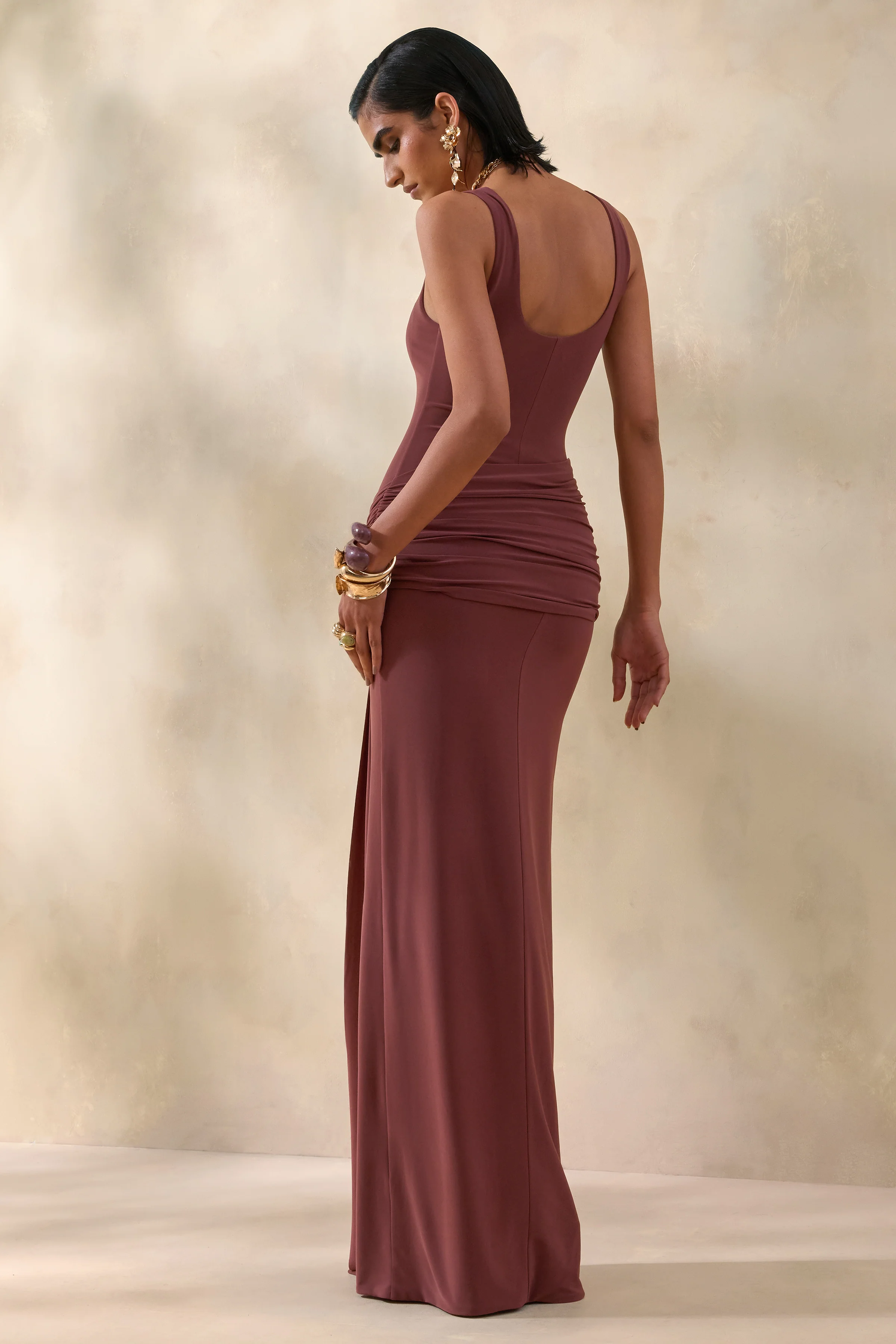 Lienna | Bruine Lage Ronde Hals Maxi Jurk Met Geplooide Details En Ceintuur - Image 2