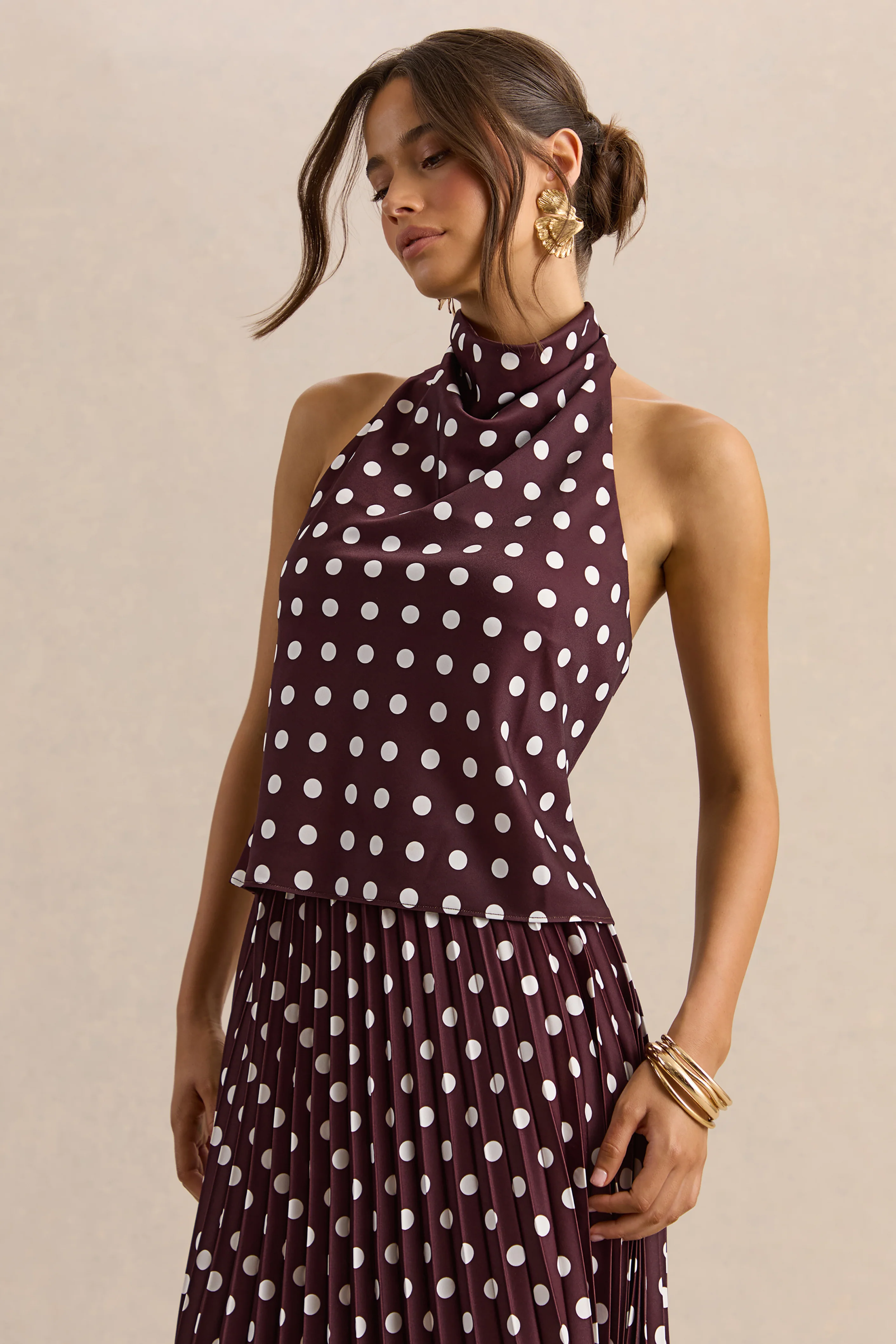 Lirona | Bruine Stippen Print Satijnen Top Met Hoge Hals - Image 6