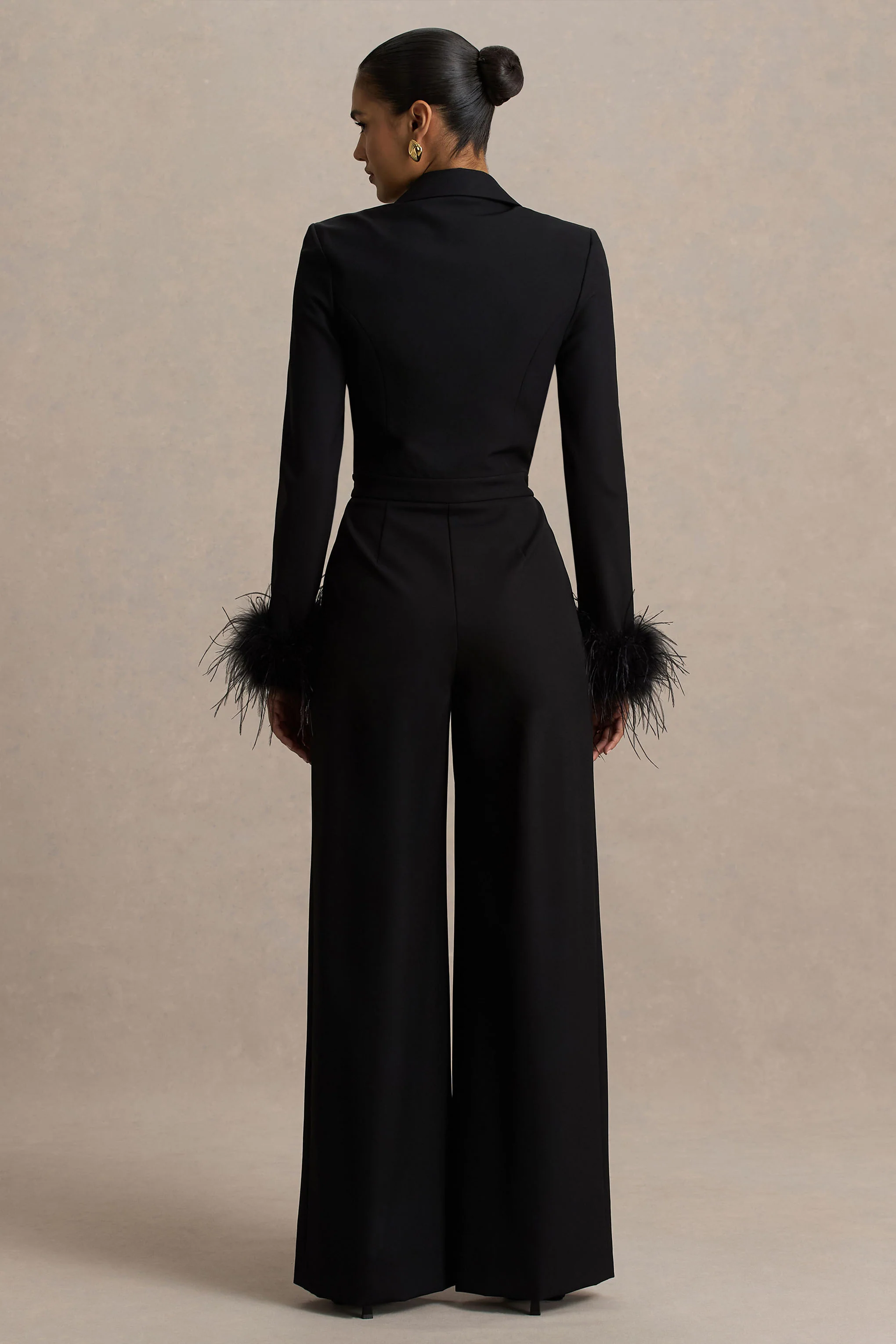 Lissy | Zwarte Diepe V-Hals Jumpsuit Met Veren Manchetten - Image 2