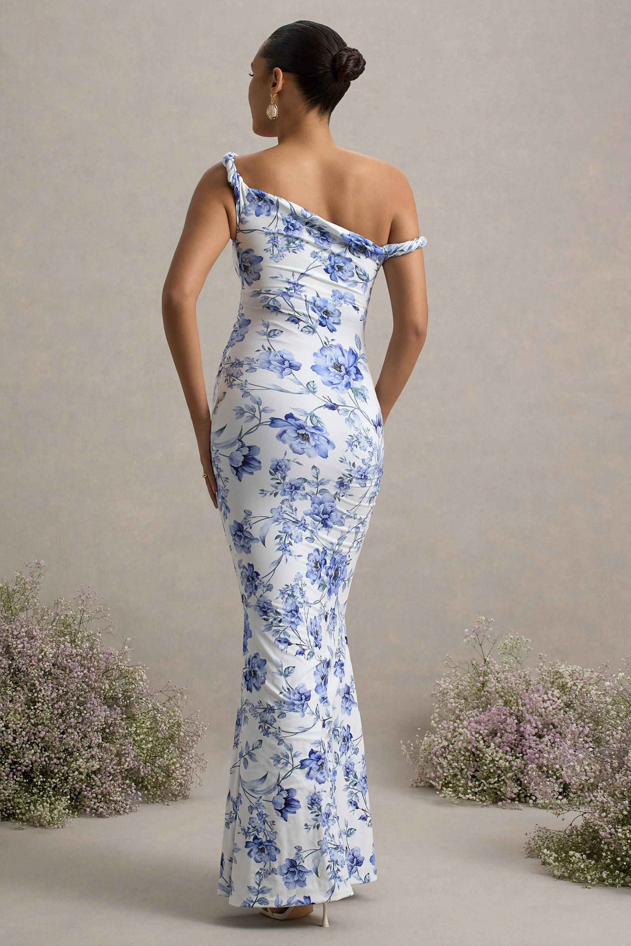 Lita | Blauwe Bloemen Print Gedraaide Asymmetrische Zwangerschaps Maxi Jurk - Image 2