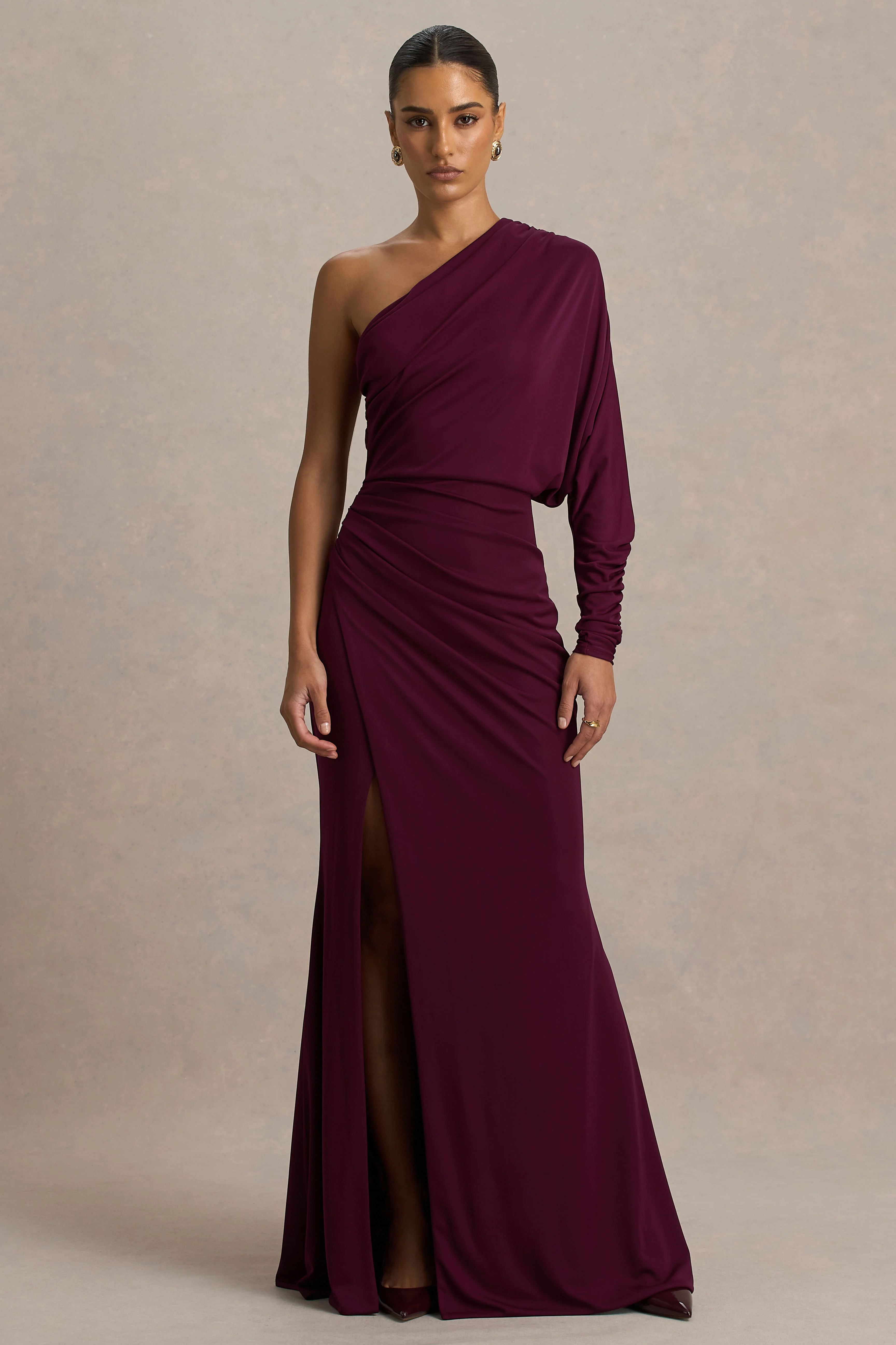 Lola | Bordeaux Asymmetrische Hals Maxi Jurk Met Gerimpeld Details En Hoge voorsplit